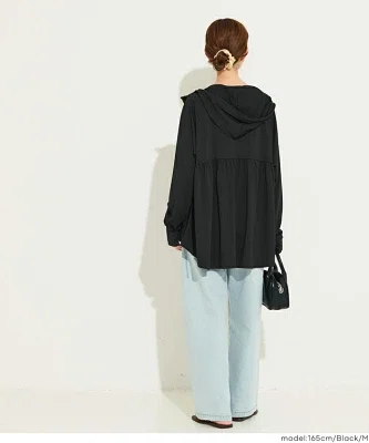 白Tシャツに羽織りやすい、バックギャザー入りの薄手UVカットパーカー。腰まわりを自然にカバーし、日差しや冷房対策にも使いやすい一枚