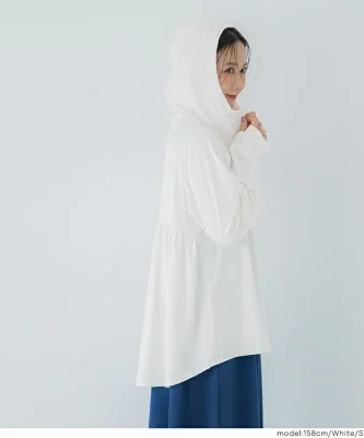 白Tシャツに羽織りやすい、バックギャザー入りの薄手UVカットパーカー。腰まわりを自然にカバーし、日差しや冷房対策にも使いやすい一枚