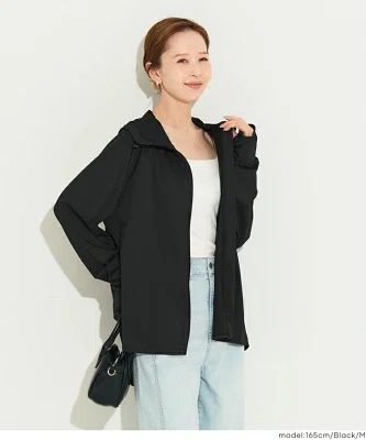 白Tシャツに羽織りやすい、バックギャザー入りの薄手UVカットパーカー。腰まわりを自然にカバーし、日差しや冷房対策にも使いやすい一枚