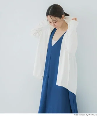 白Tシャツに羽織りやすい、バックギャザー入りの薄手UVカットパーカー。腰まわりを自然にカバーし、日差しや冷房対策にも使いやすい一枚