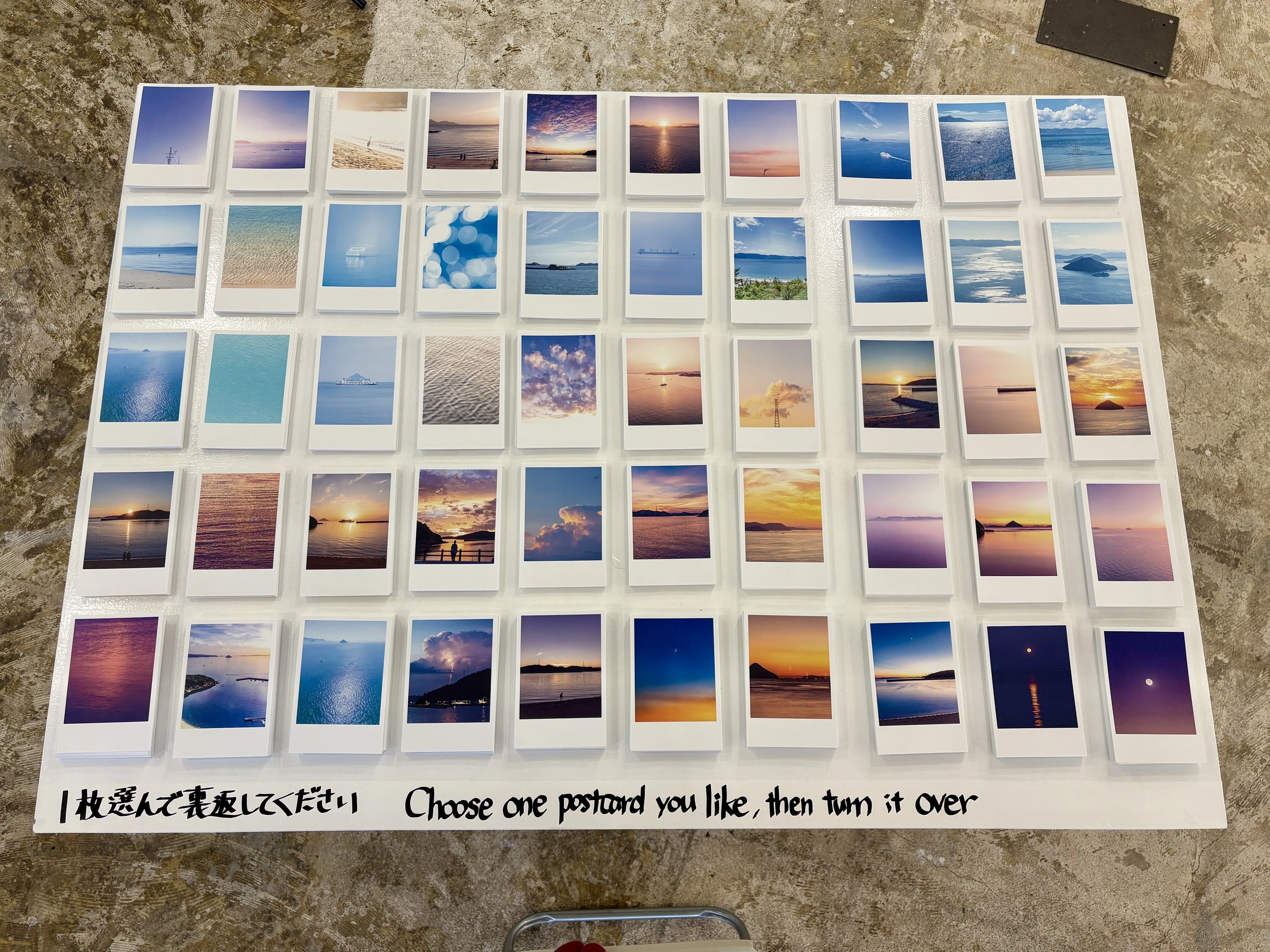 ビジネス書 写真から選んでください GWの直島で、50種類のポストカードから182人の旅人が自分の言葉を綴っ