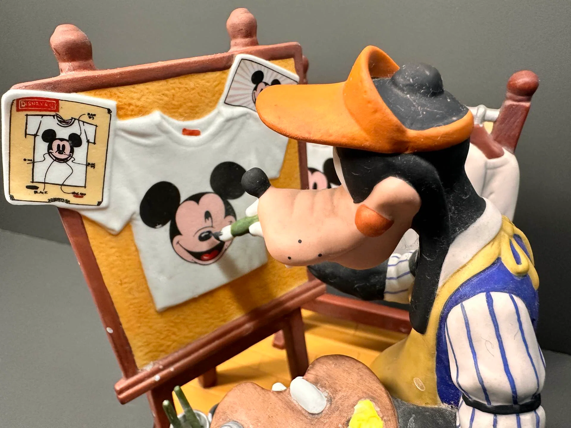 🎨グーフィーが描くミッキーTシャツ僕のコレクション棚にある、大切な