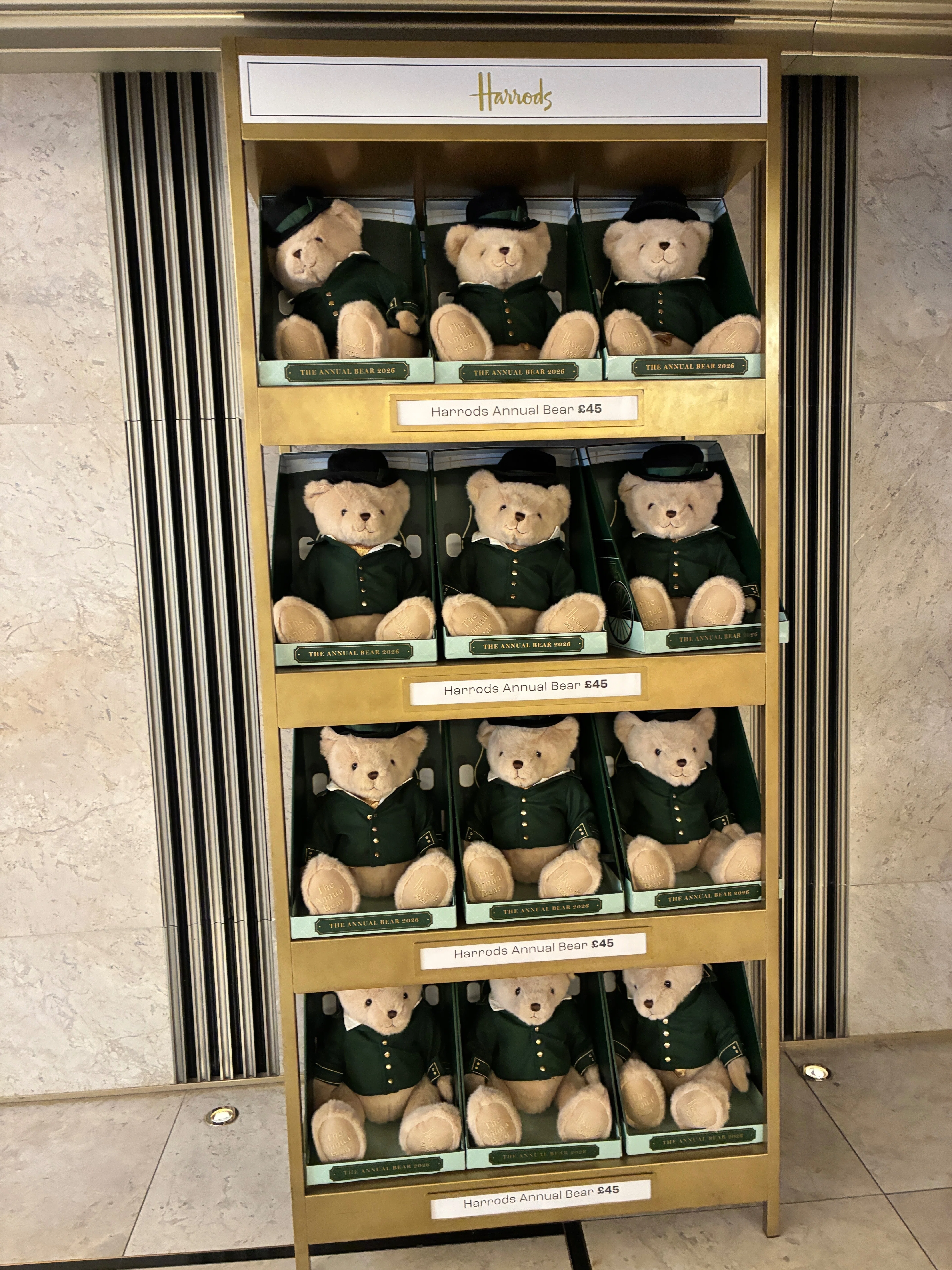 ロンドンのハロッズデパートで購入したオルゴール缶 ロンドンのハロッズ🐻え、エジプト!!???｜tensi panda🐼world travel