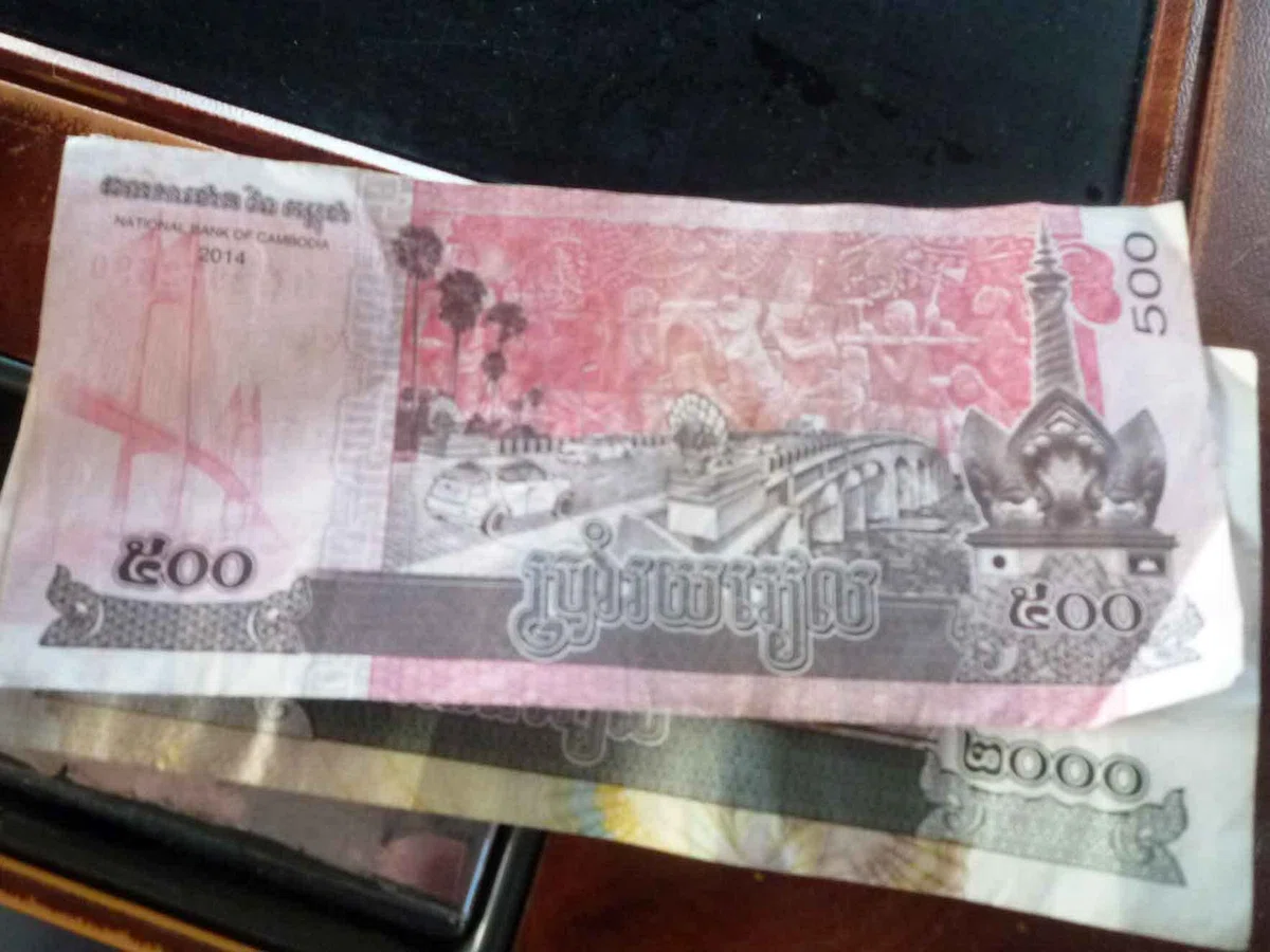 カンボジアの500リエル紙幣が置かれている。紙幣には “NATIONAL BANK OF CAMBODIA” と数字の500が見える。