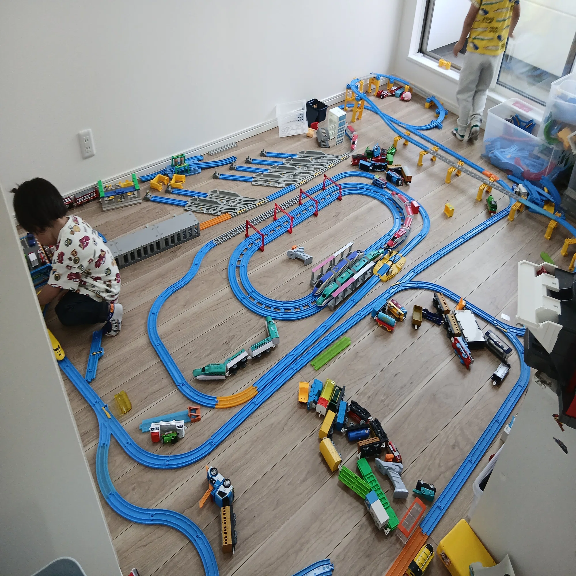 6畳の部屋でプラレール│橋を作って「すごーい！」と言われた父は 