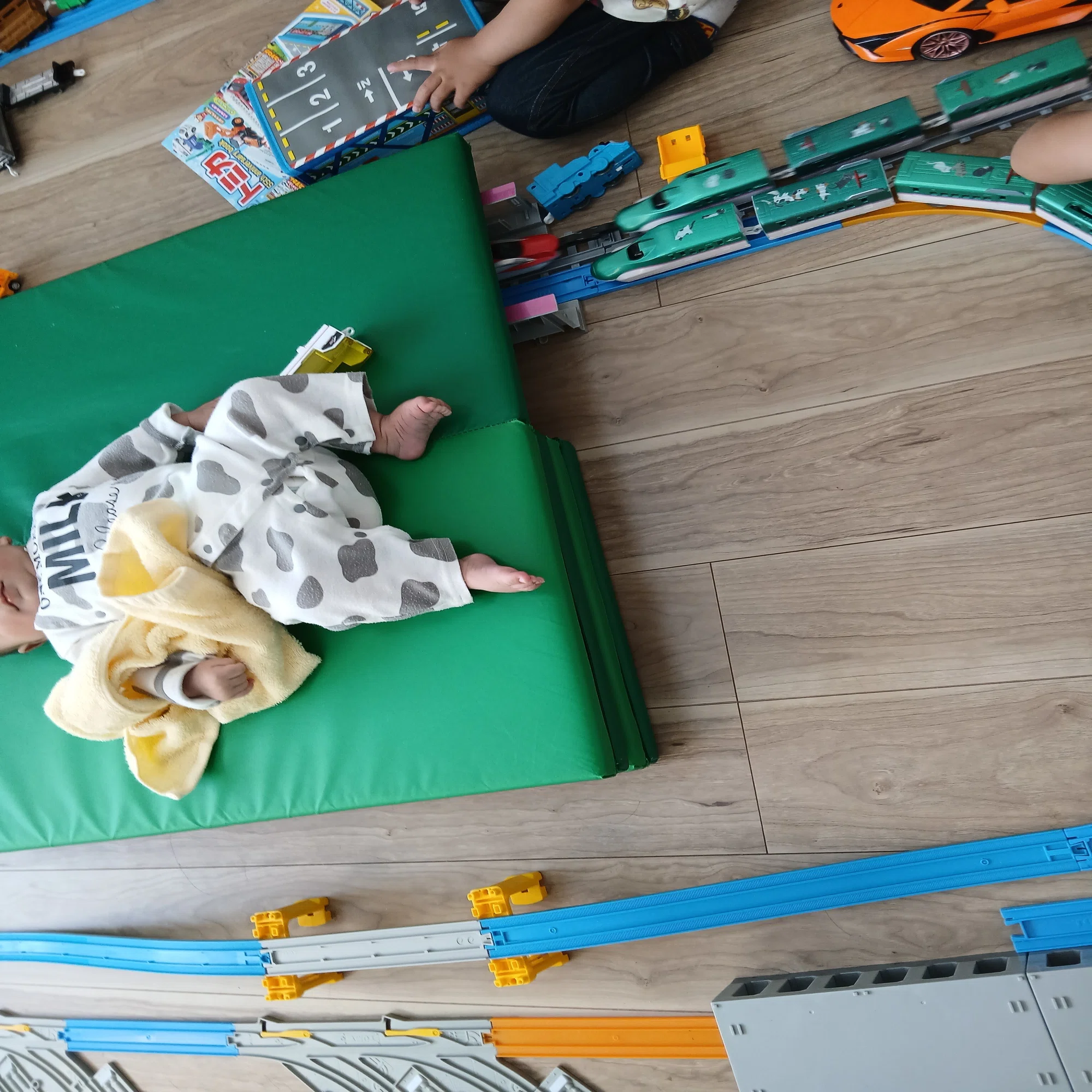 6畳の部屋でプラレール│橋を作って「すごーい！」と言われた父は 