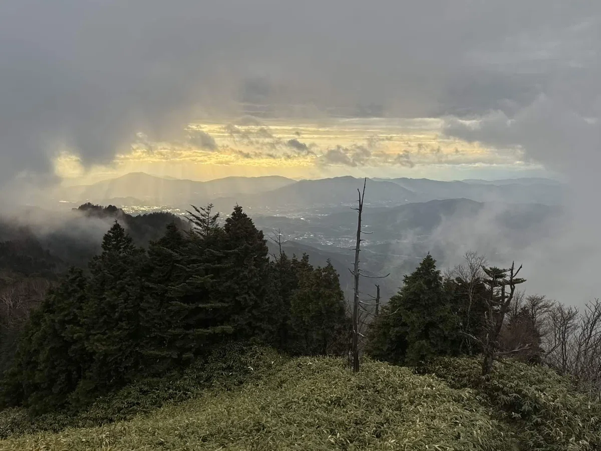 徒歩で雲の中に入ってきた。(恵那山)｜Masashi