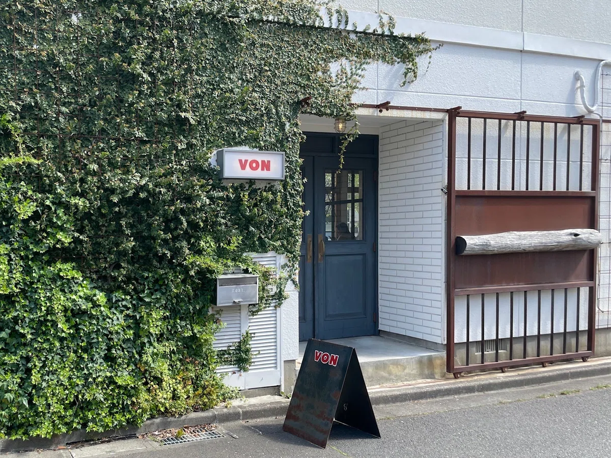 木のぬくもりと音楽が心地よいカフェ☕|さわこ
