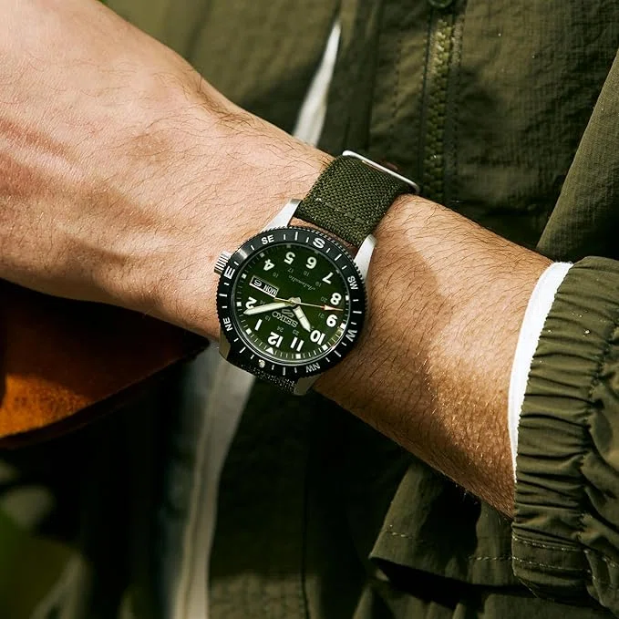 SEIKO〉 5スポーツ HDB008J — 暗闇で光るアラビア数字と簡易方位計