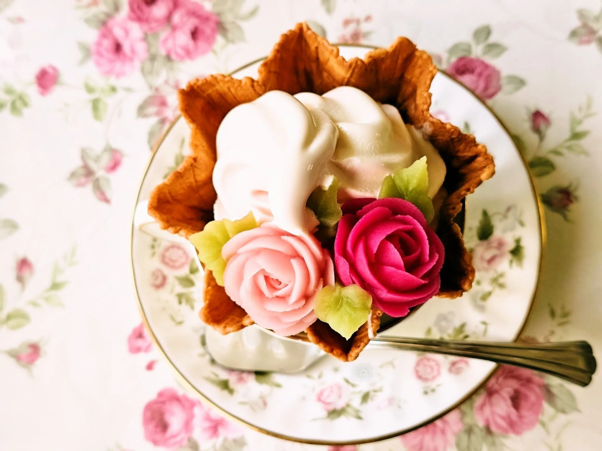 乙女心を刺激するローズガーデンの洋館で、珠玉の薔薇スイーツを