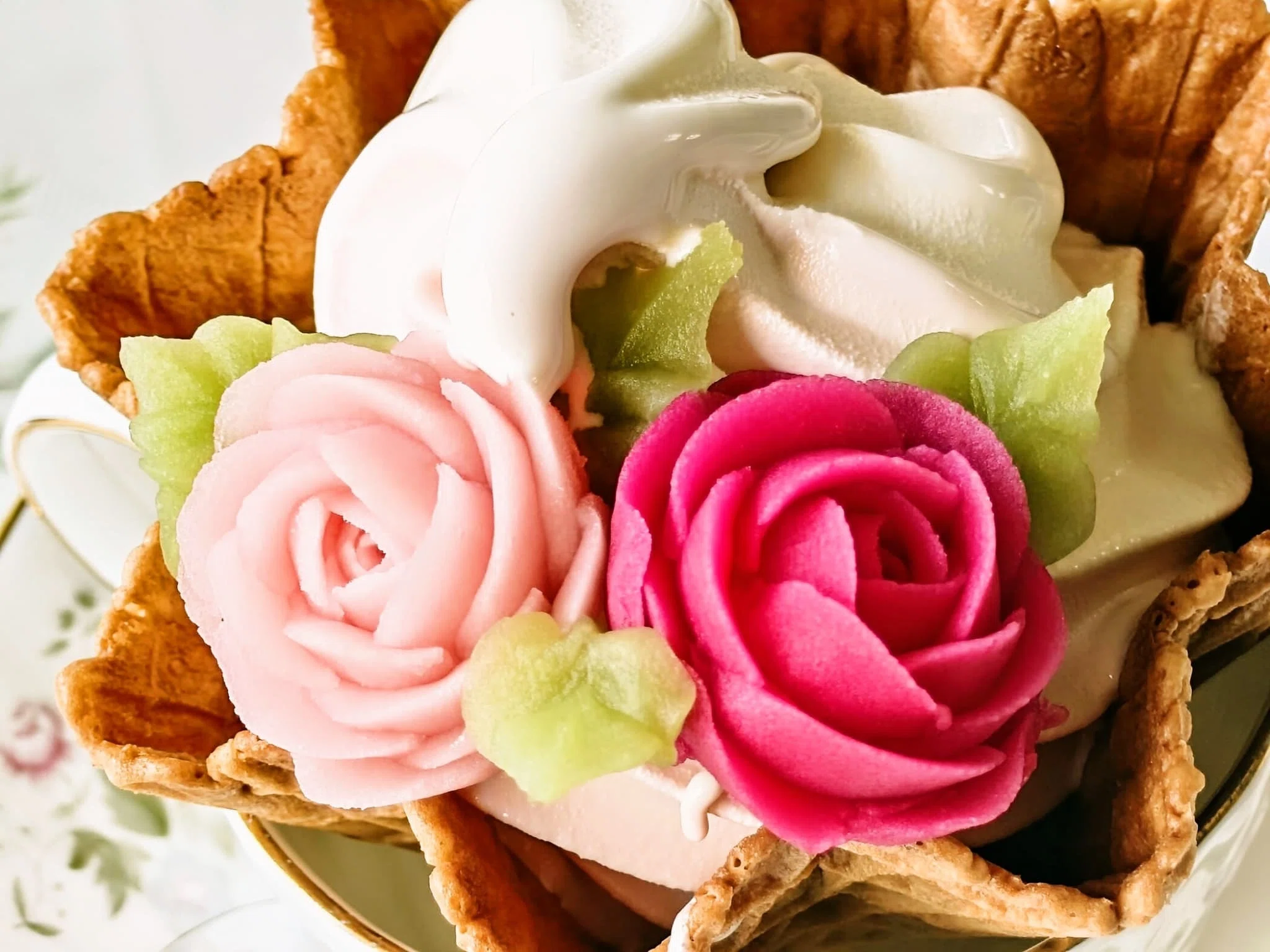 乙女心を刺激するローズガーデンの洋館で、珠玉の薔薇スイーツを