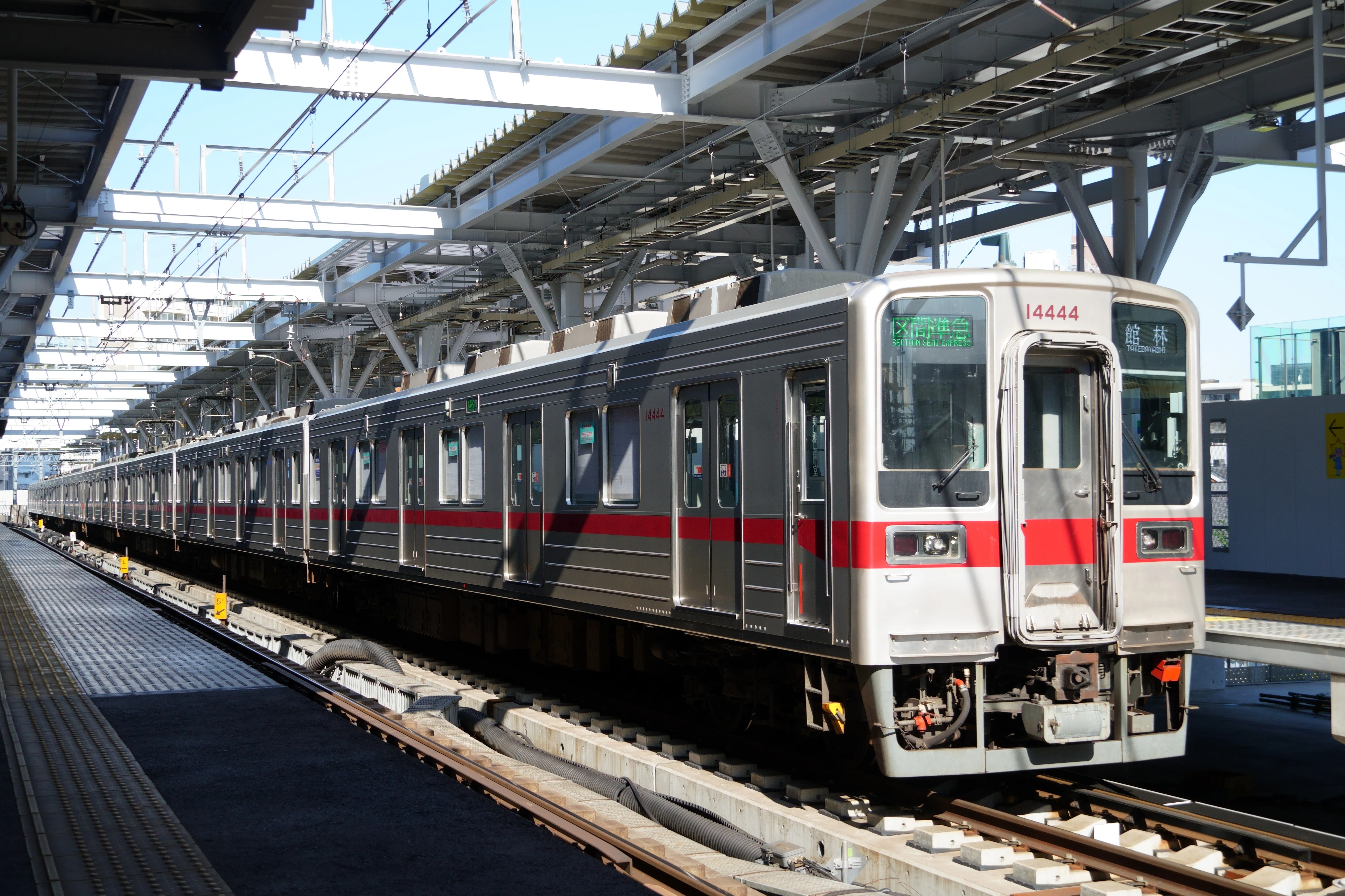 東武の電車が近鉄カラーに スカイツリーのお膝元で撮る｜サロ201