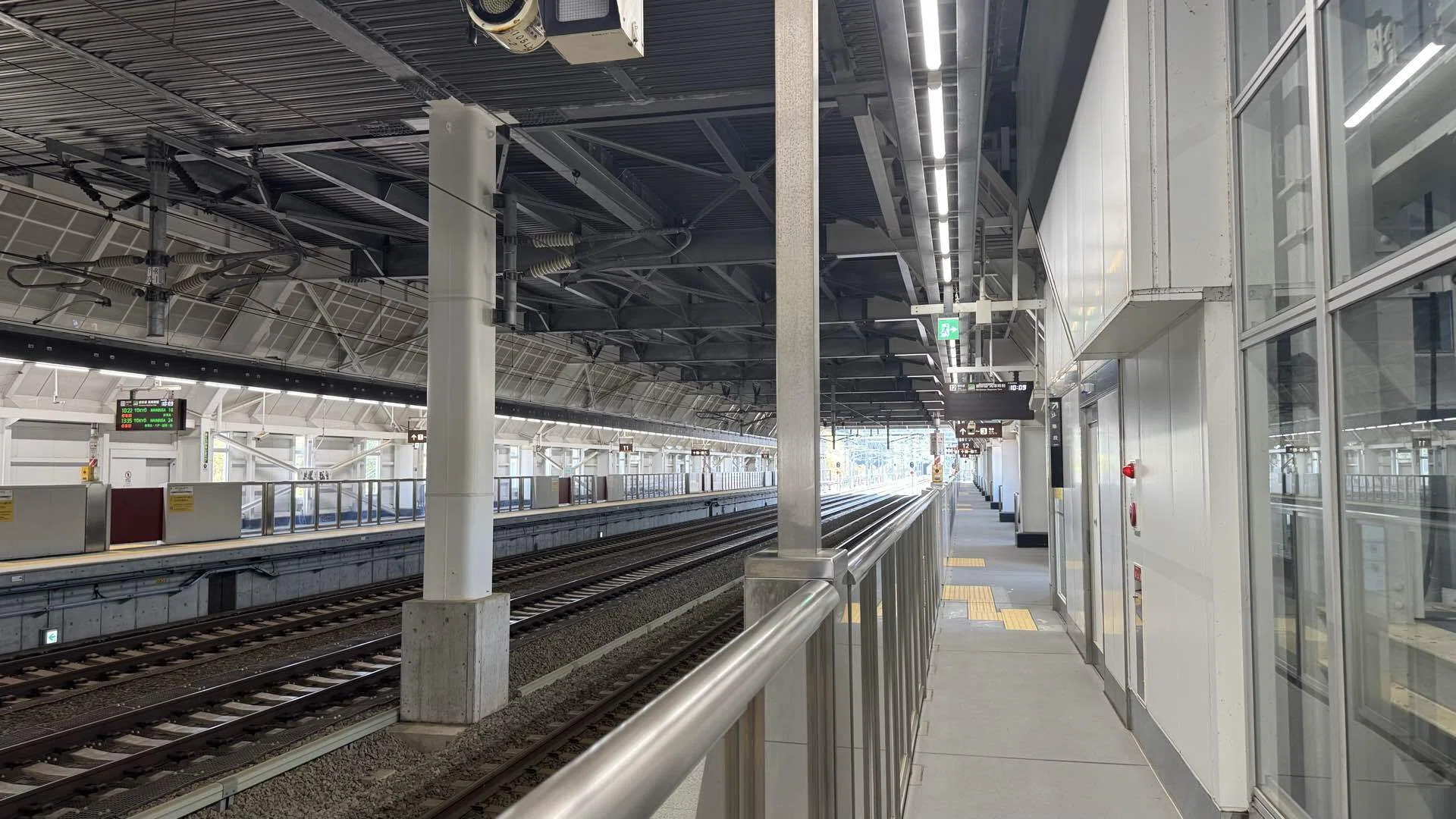 新幹線秘境駅前、