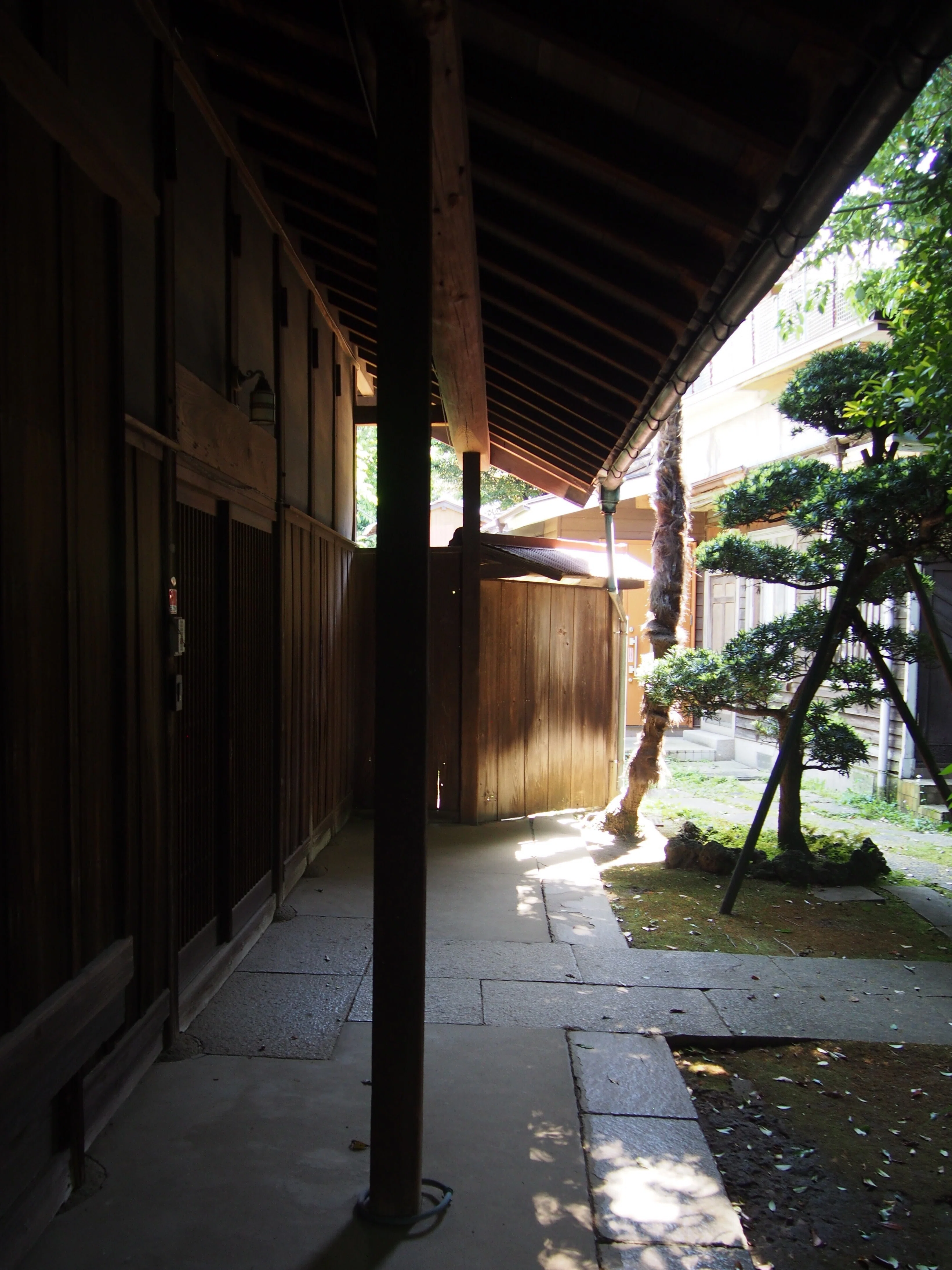 山手線の内側で江戸時代の空気を心に刻む。駒込名主屋敷の庭は今も生き