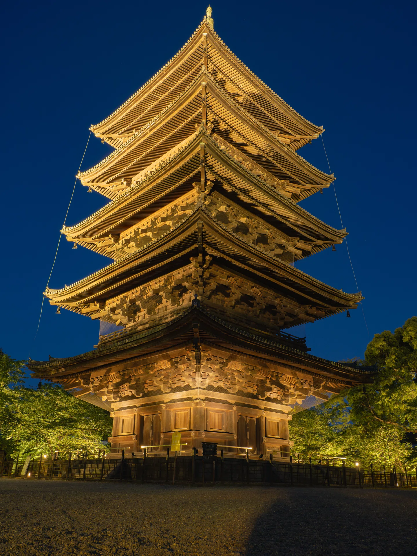 京都の夜、新旧二つの塔。東寺五重塔ライトアップ｜KATSUMI