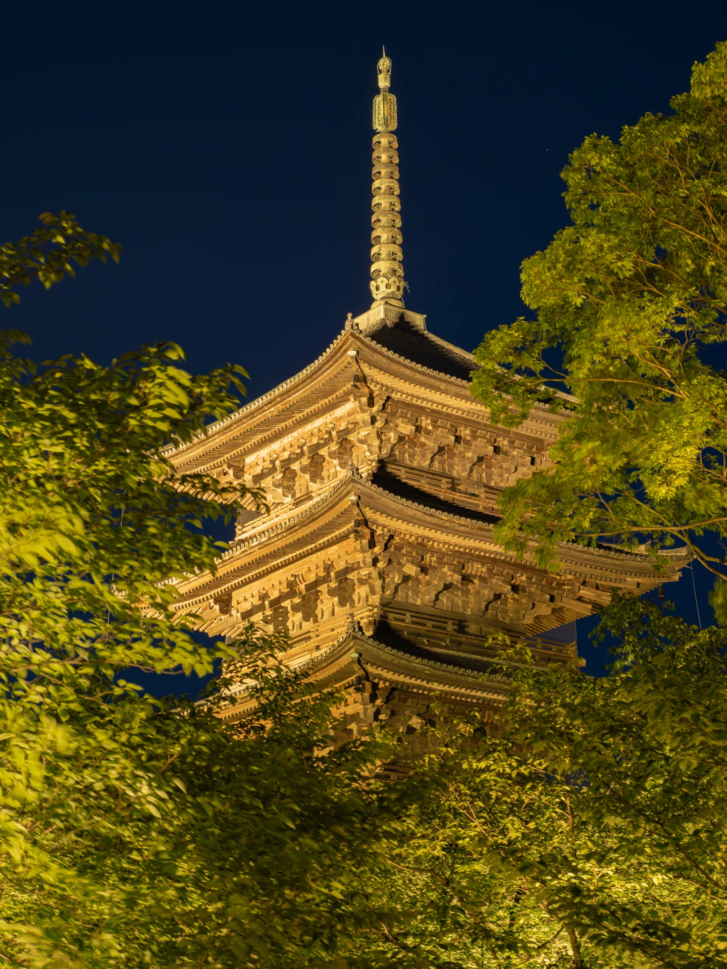 京都の夜、新旧二つの塔。東寺五重塔ライトアップ｜KATSUMI