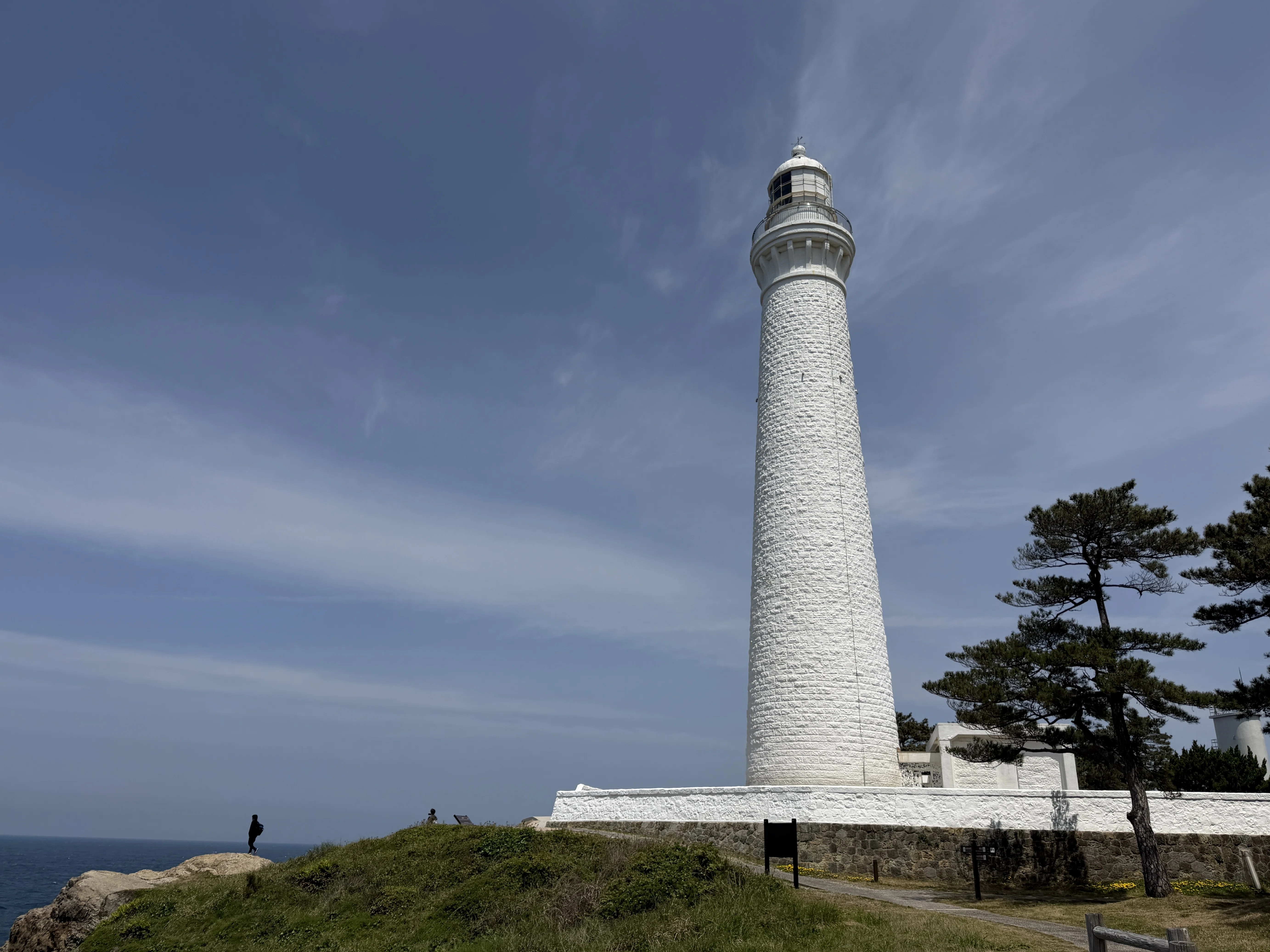島根半島をゆく⑤】 出雲日御碕（灯台編） ～柱状節理の崖の上の灯台
