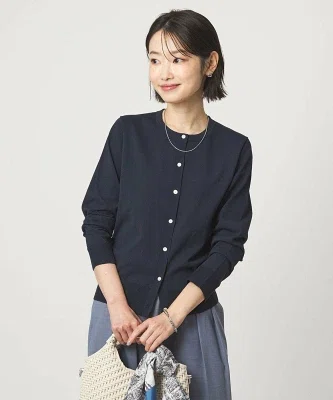 落ち感のあるワイドパンツに合わせやすい、薄手のクルーネックカーディガン。冷房対策や肩まわりのカバーにも使いやすく、春夏のきれいめカジュアルに向く一枚