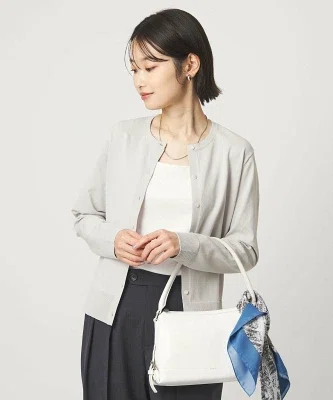 落ち感のあるワイドパンツに合わせやすい、薄手のクルーネックカーディガン。冷房対策や肩まわりのカバーにも使いやすく、春夏のきれいめカジュアルに向く一枚