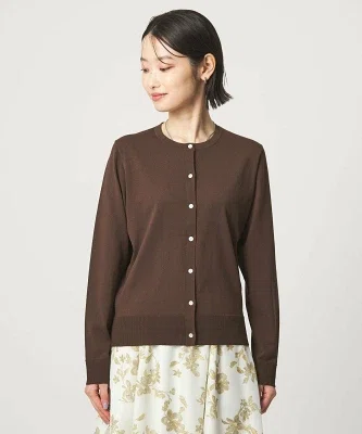落ち感のあるワイドパンツに合わせやすい、薄手のクルーネックカーディガン。冷房対策や肩まわりのカバーにも使いやすく、春夏のきれいめカジュアルに向く一枚
