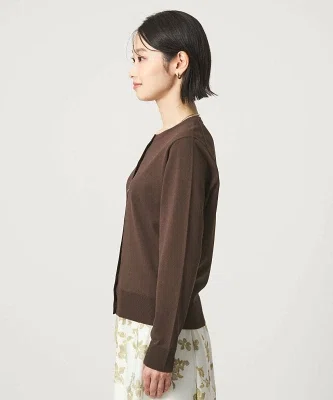 落ち感のあるワイドパンツに合わせやすい、薄手のクルーネックカーディガン。冷房対策や肩まわりのカバーにも使いやすく、春夏のきれいめカジュアルに向く一枚