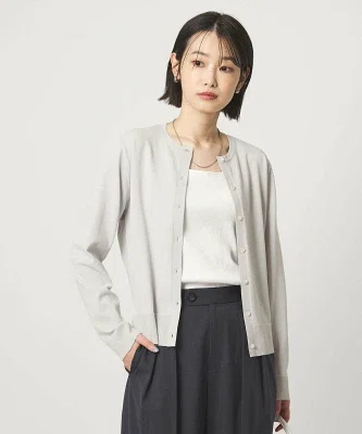 落ち感のあるワイドパンツに合わせやすい、薄手のクルーネックカーディガン。冷房対策や肩まわりのカバーにも使いやすく、春夏のきれいめカジュアルに向く一枚