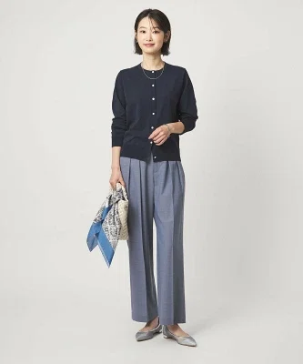 落ち感のあるワイドパンツに合わせやすい、薄手のクルーネックカーディガン。冷房対策や肩まわりのカバーにも使いやすく、春夏のきれいめカジュアルに向く一枚