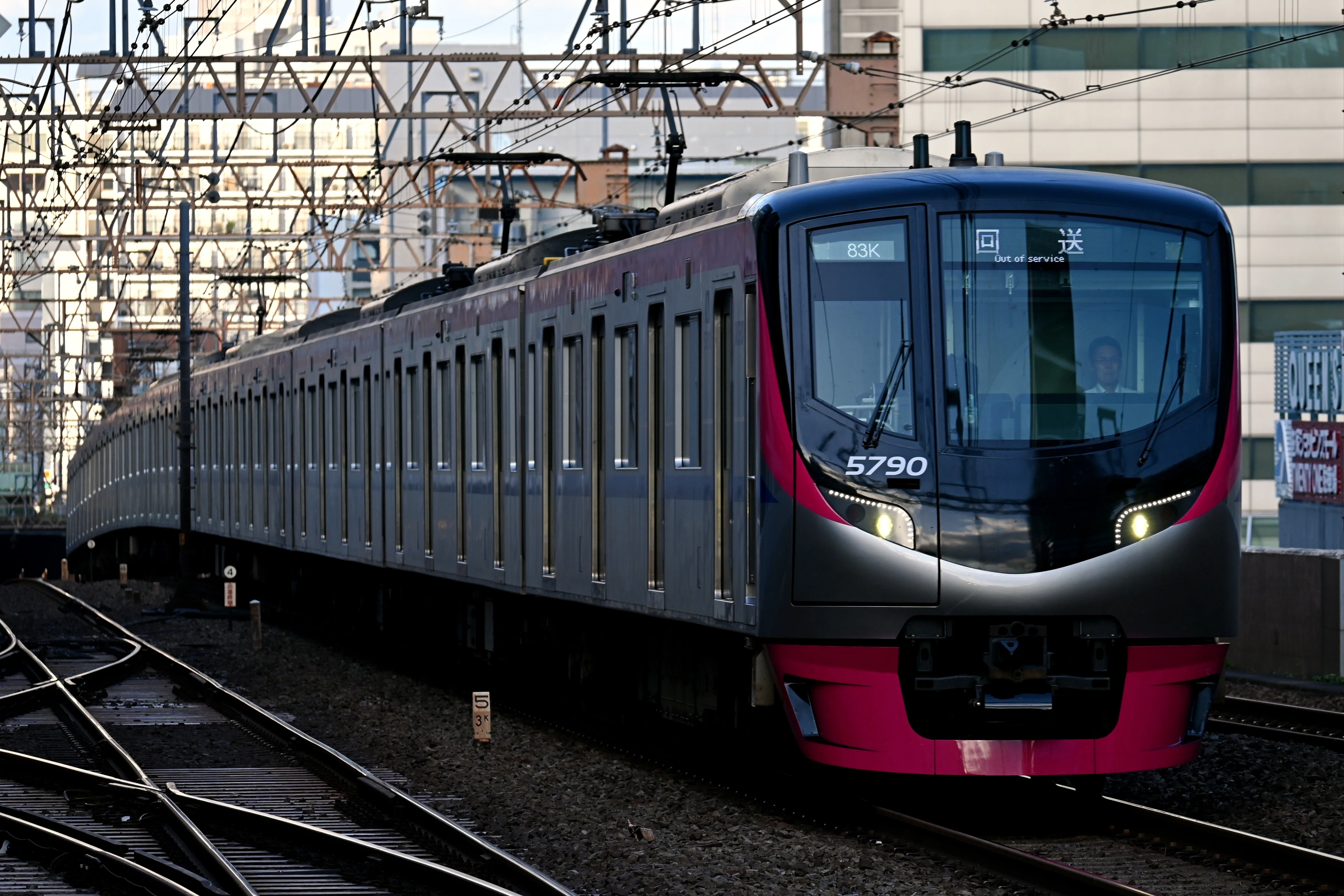 京王7000系復刻塗装・8000系高尾山トレインを「陣馬・高尾」HM付きで