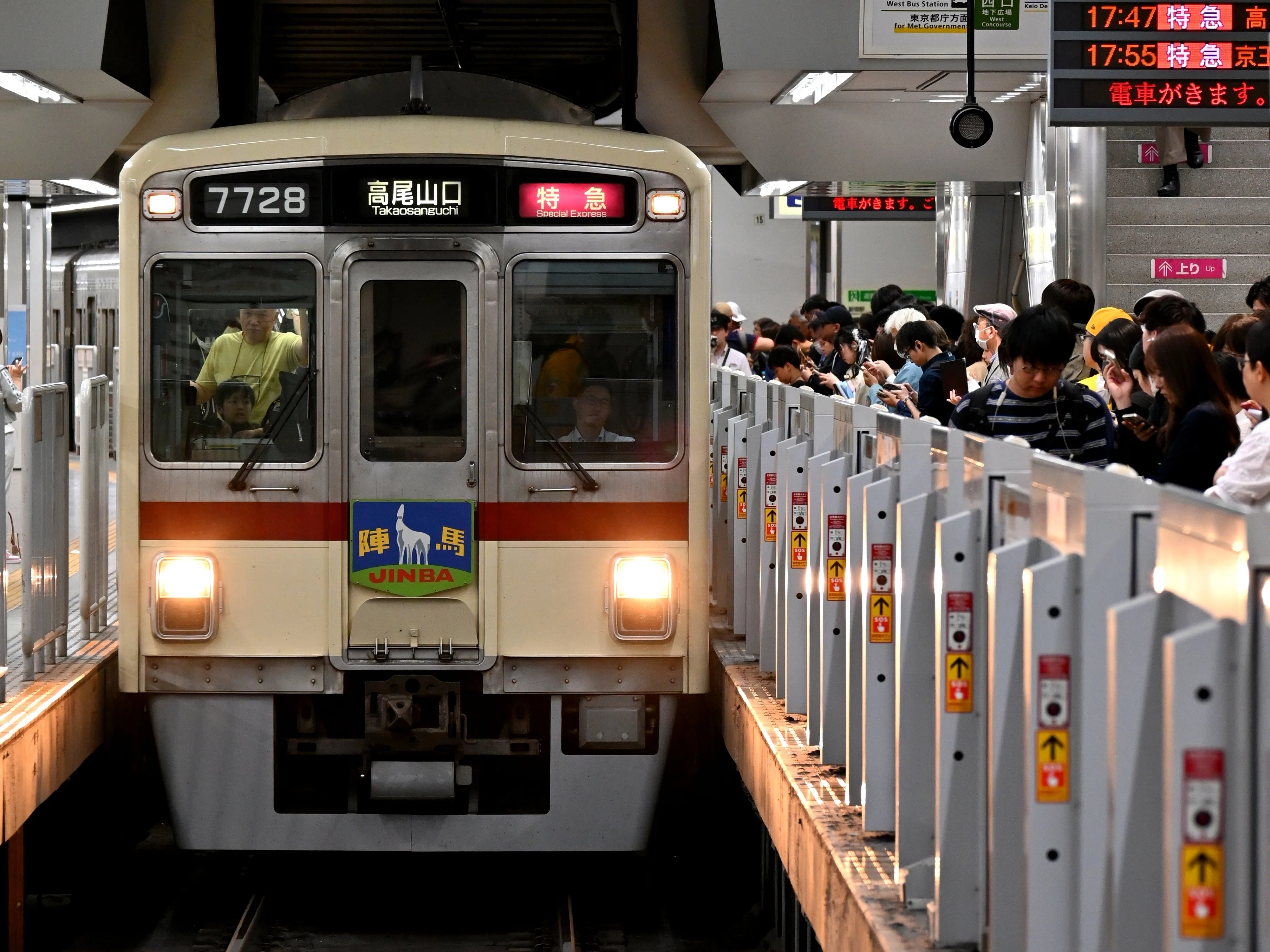 京王7000系復刻塗装・8000系高尾山トレインを「陣馬・高尾」HM付きで