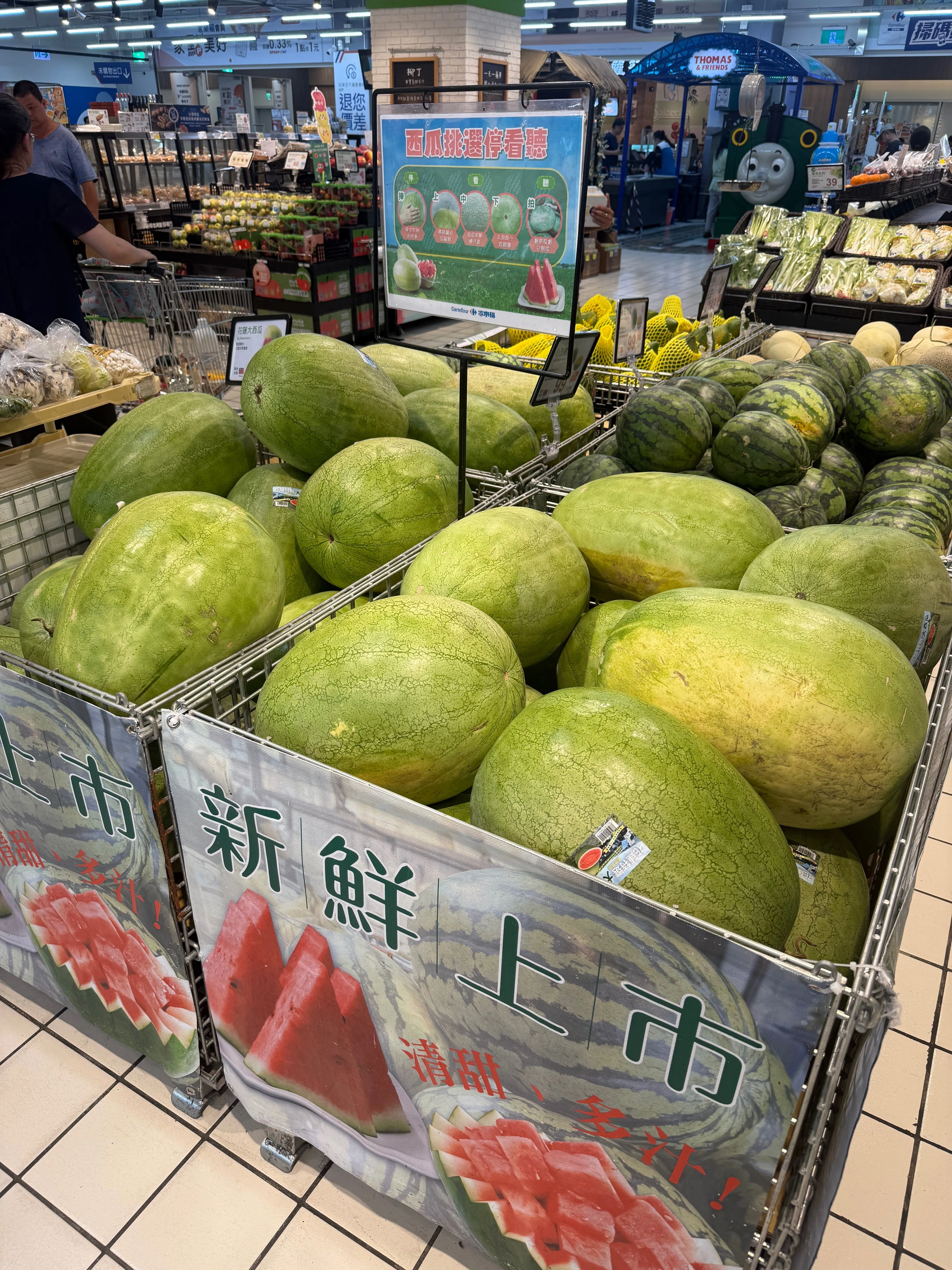 台湾・花蓮名産】まるでラグビーボール！？規格外の巨大スイカ「大西瓜