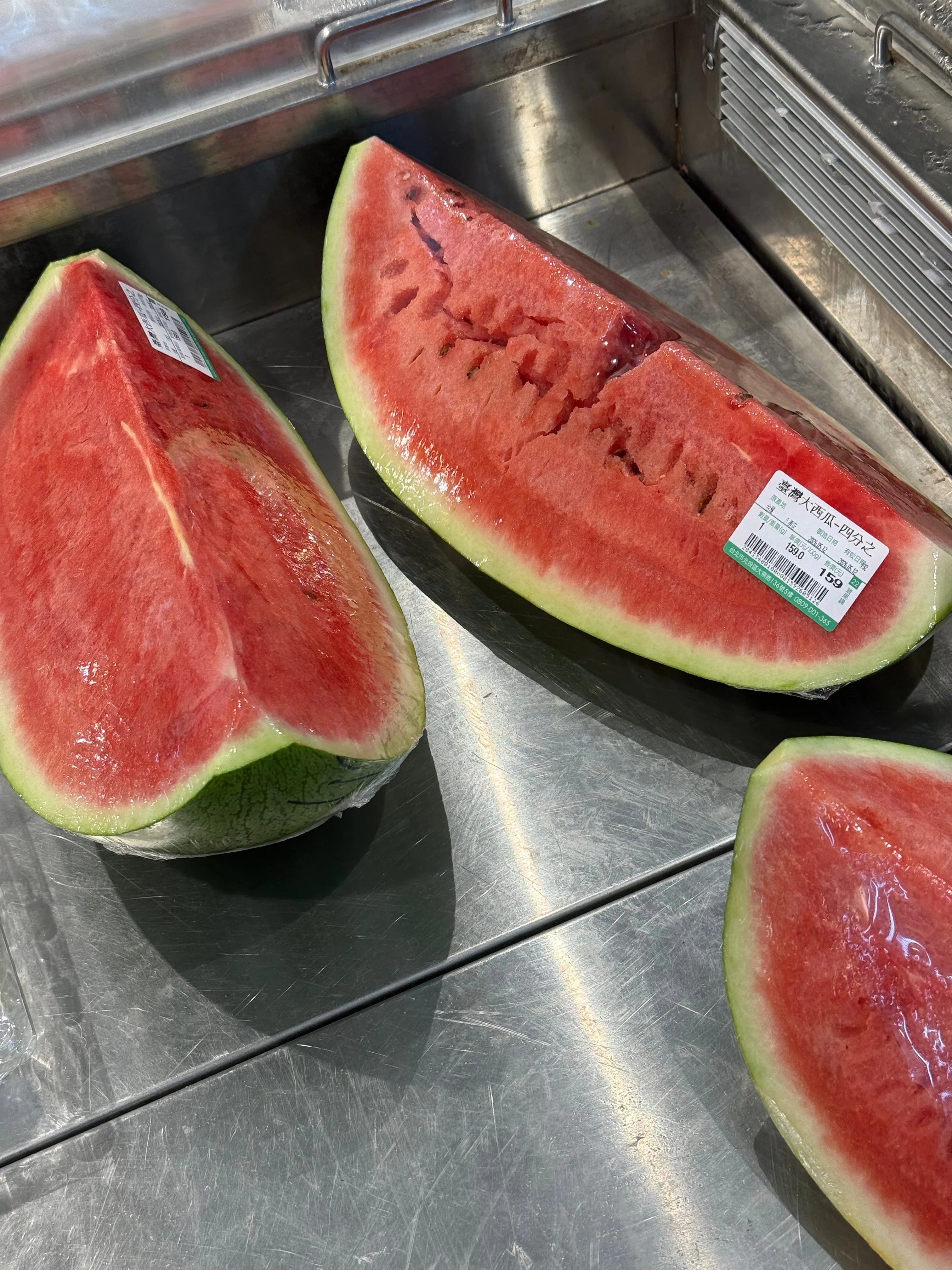 台湾・花蓮名産】まるでラグビーボール！？規格外の巨大スイカ「大西瓜