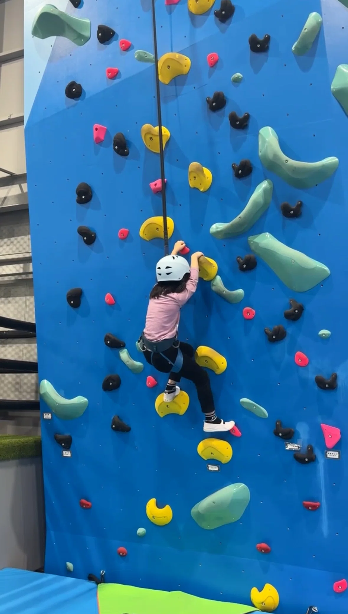 跳んで！登って！アスレチック×トランポリン施設に5歳・7歳の娘たち