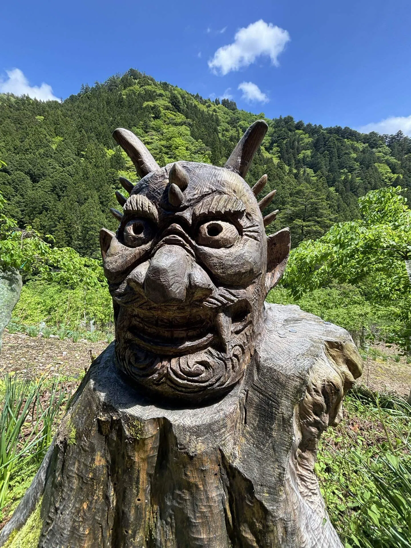 木製彫刻 自然風景 愛知県・東栄町｜チェーンソーアート発祥の地で滝と彫像を見て回る