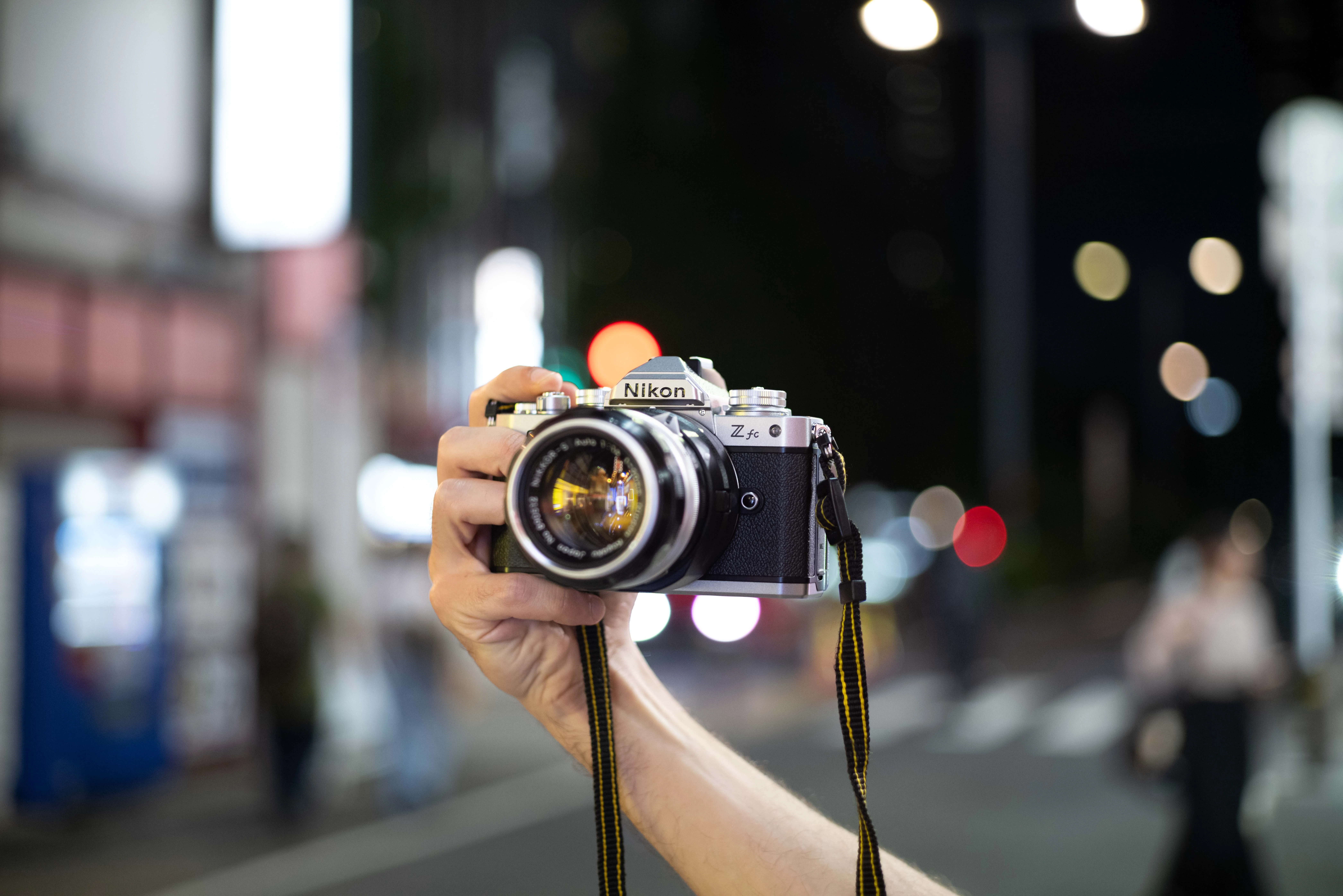 Nikon Zfc × Auto NIKKOR ガラス越しの1970's｜tackphoto