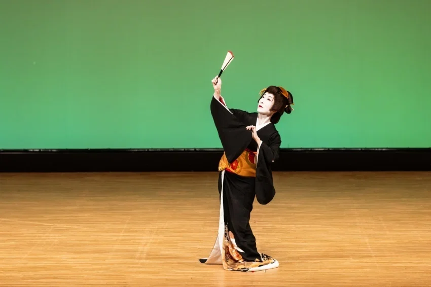 猫背が治る？日本舞踊の基本姿勢がもたらす「美しい姿勢」の作り方