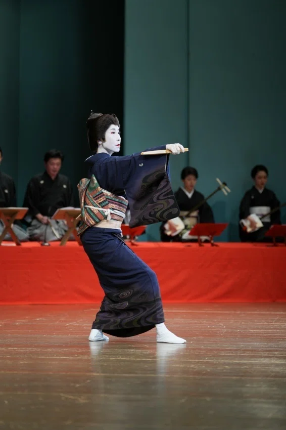 猫背が治る？日本舞踊の基本姿勢がもたらす「美しい姿勢」の作り方