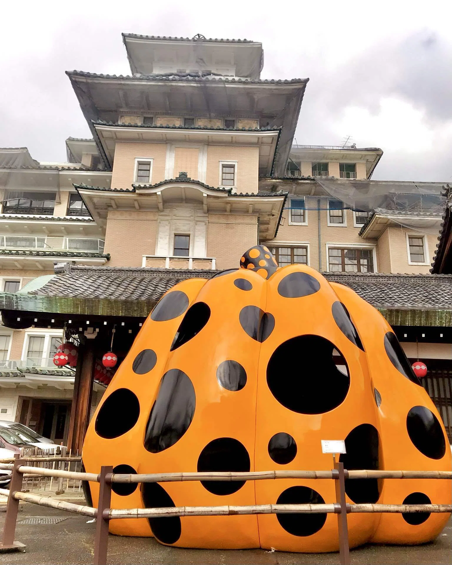 私の草間彌生巡礼記 ：京都祇園「永遠の南瓜展」｜デコ｡