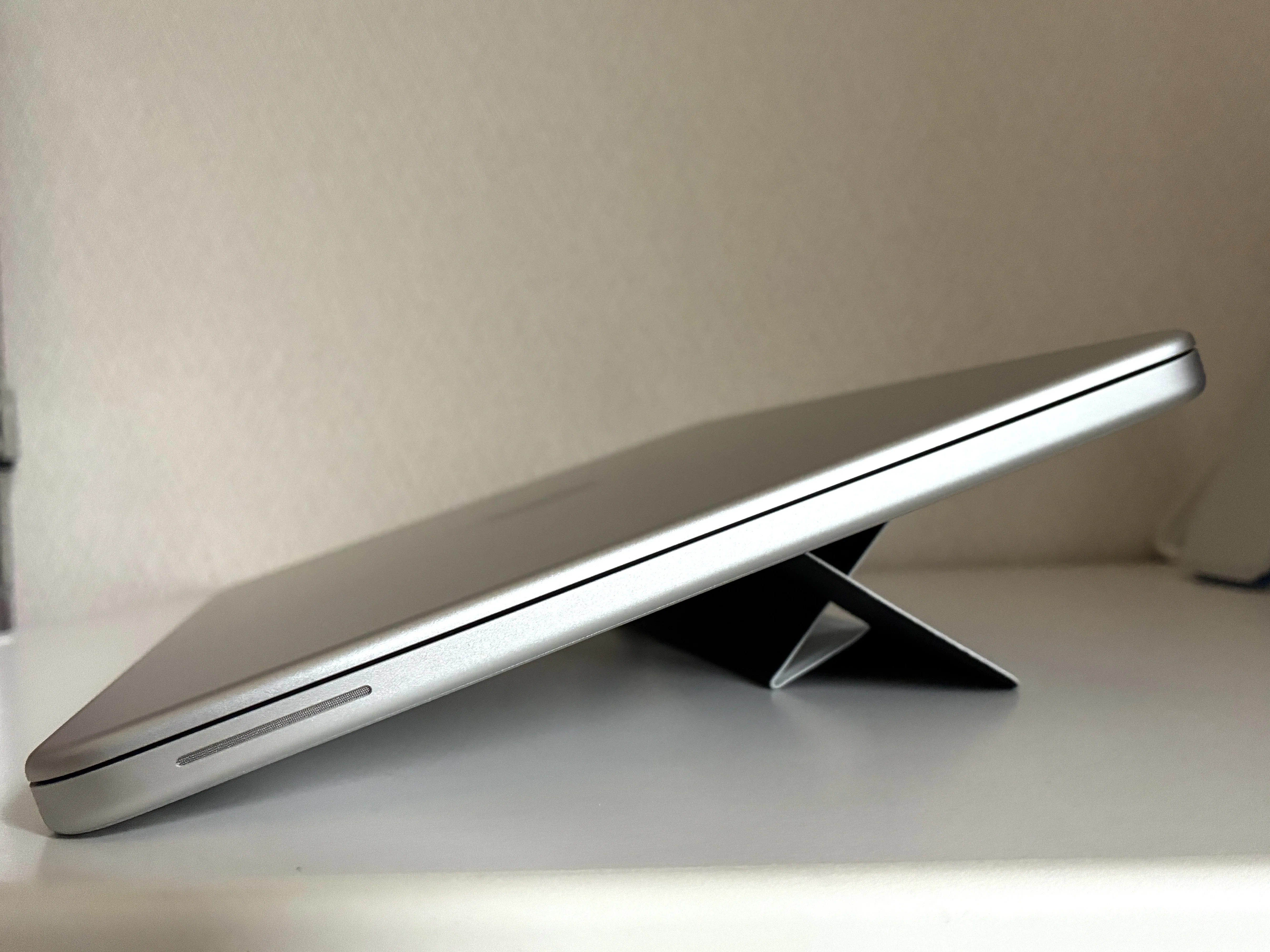 2262】MacBook NeoをiPad感覚で持ち歩くためのアクセサリーについて