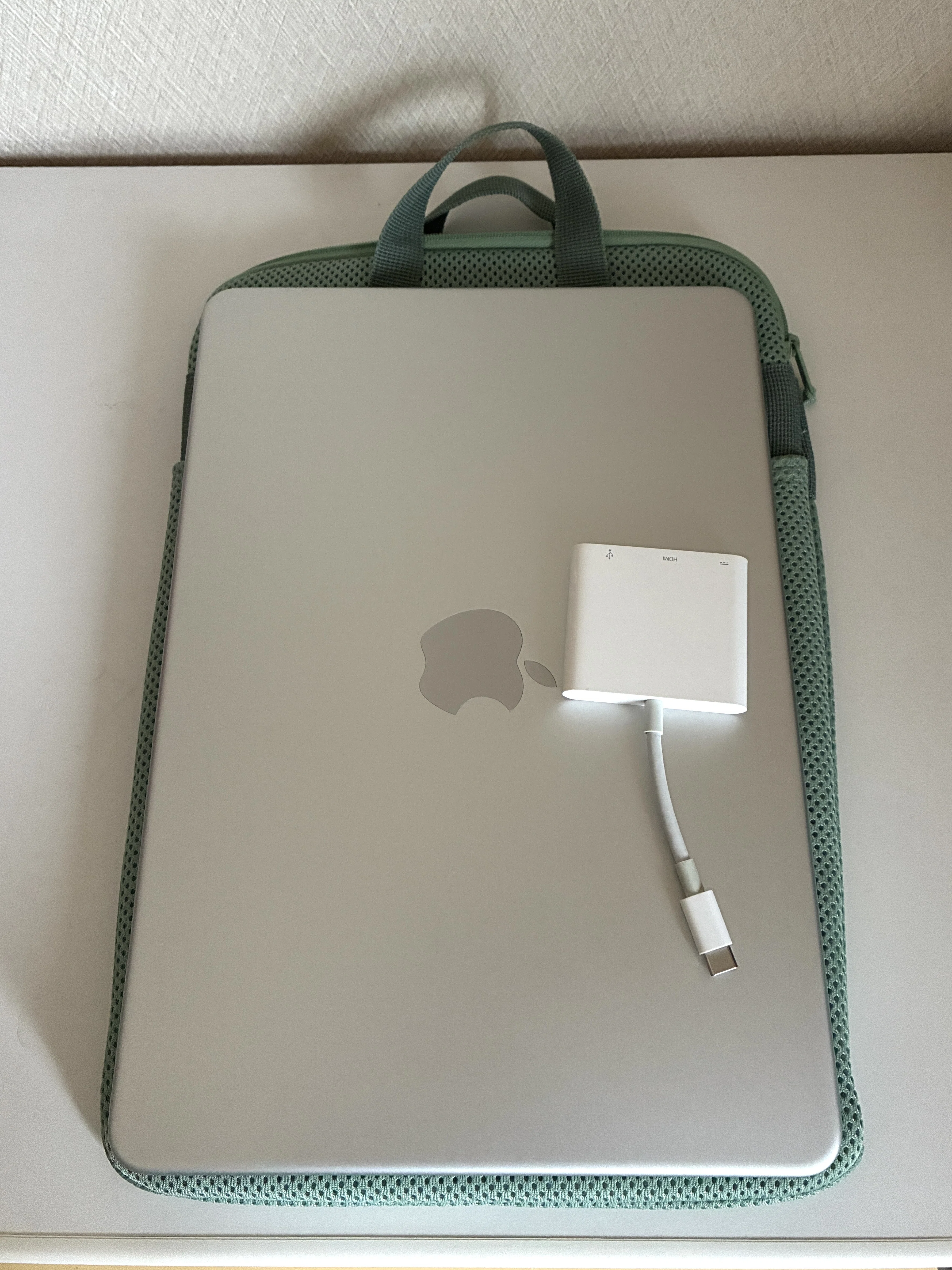 2262】MacBook NeoをiPad感覚で持ち歩くためのアクセサリーについて