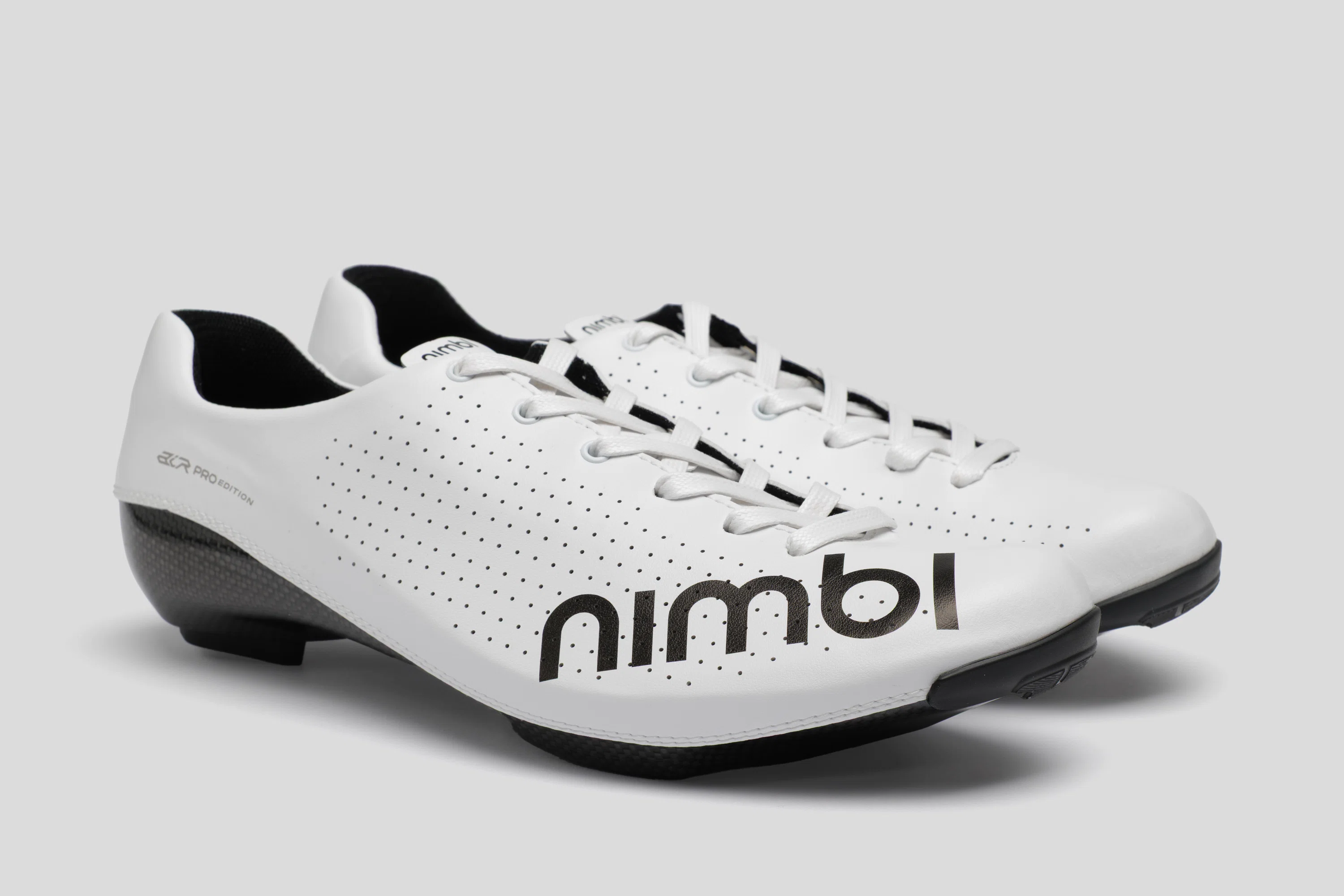 nimbl 自転車用シューズ ホワイト/ブラック プレミアムシューズブランド「Nimbl」を詳しく掘り下げる。｜TRISPORTS