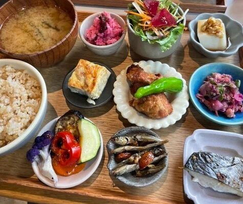 代々木にある小春日和TOKYOの豆皿定食の写真