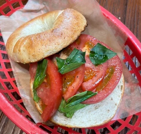 清澄白河にあるiki Roastery&Eateryのトマトとバジルのベーグルの写真