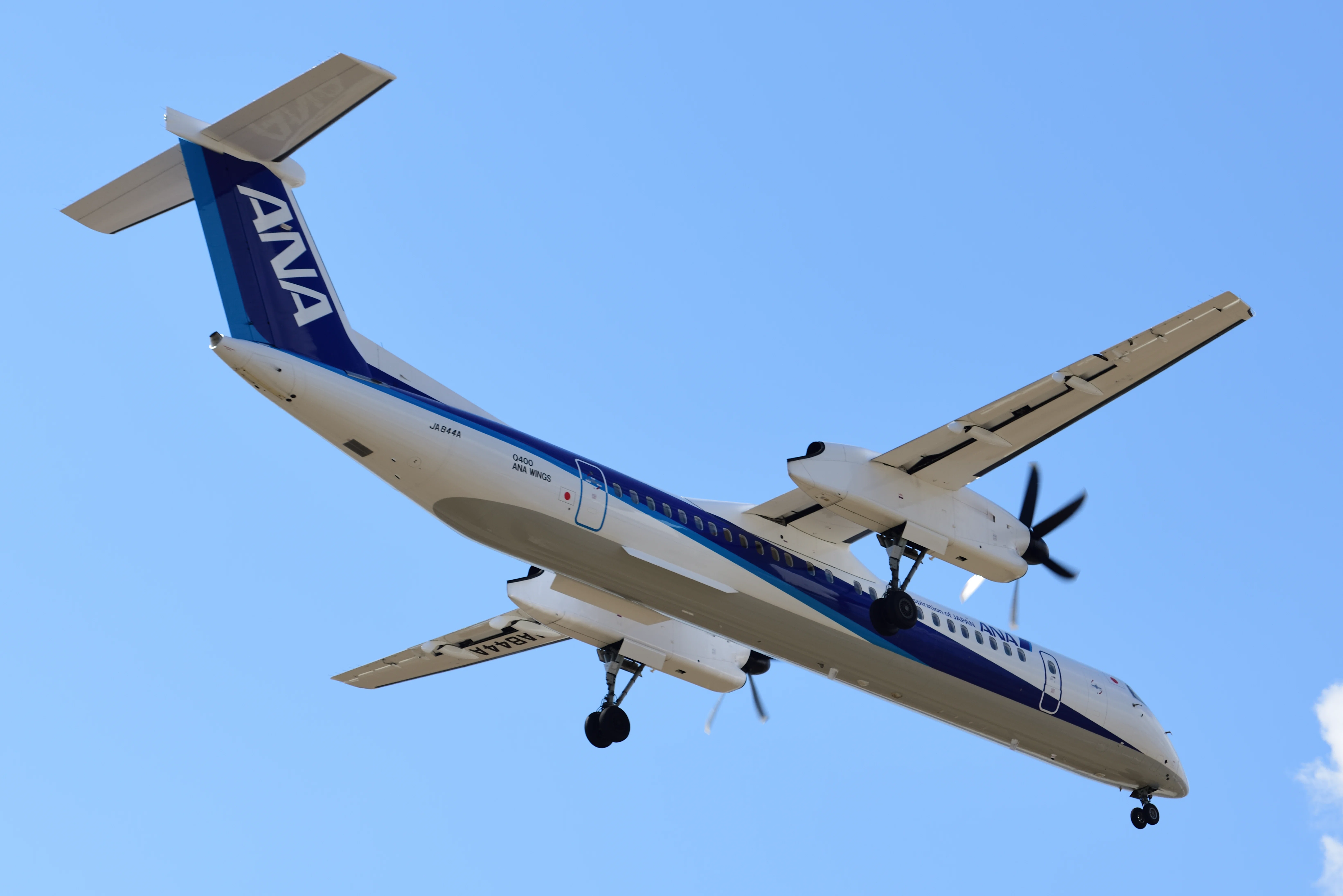 De Havilland Canada DHC-8-402Q Dash 8｜光と風のアルバム