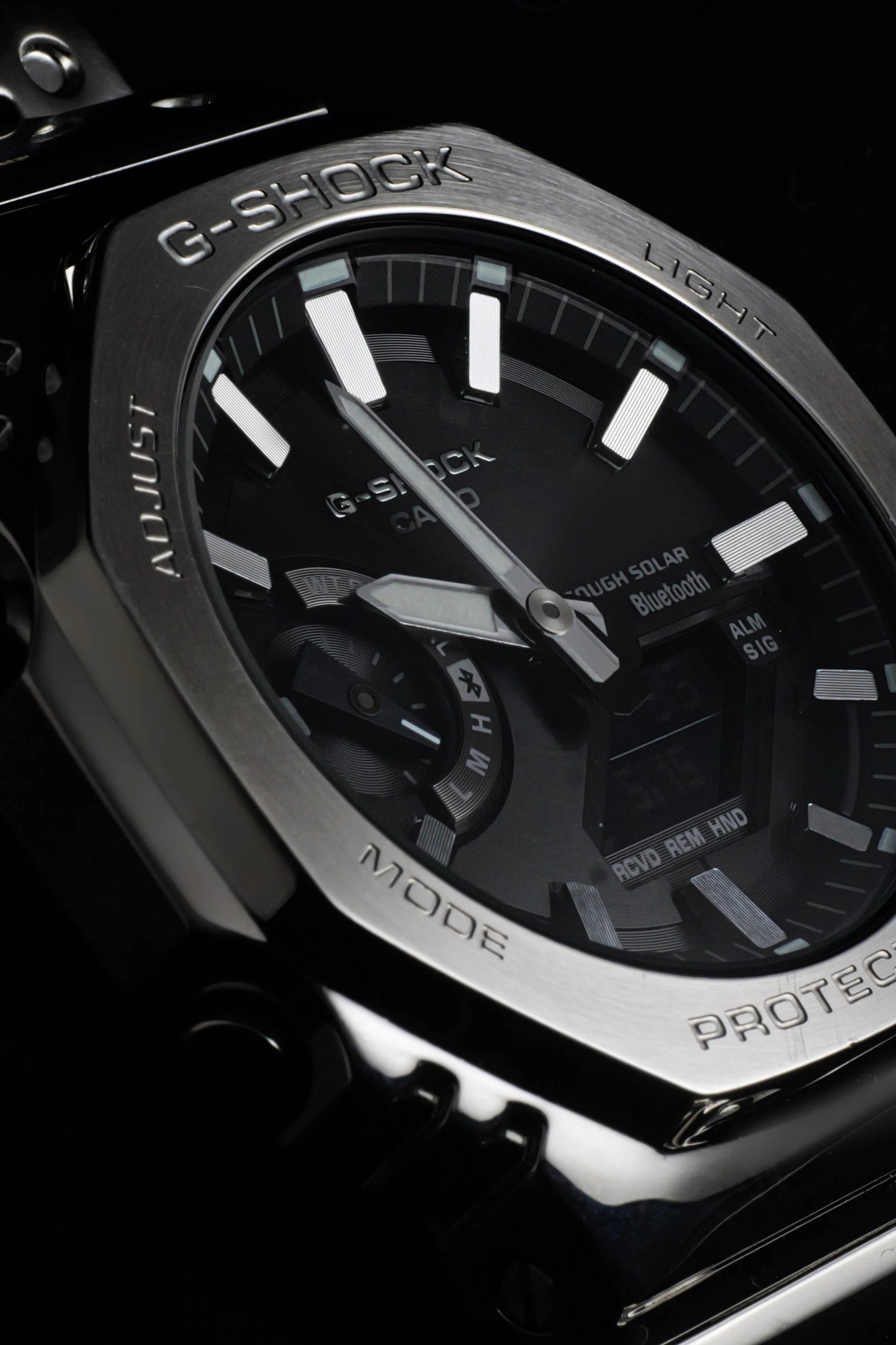 シンプルで美しい八角形フォルム ― G-SHOCK GM-B2100SD-1AJF｜Hideo