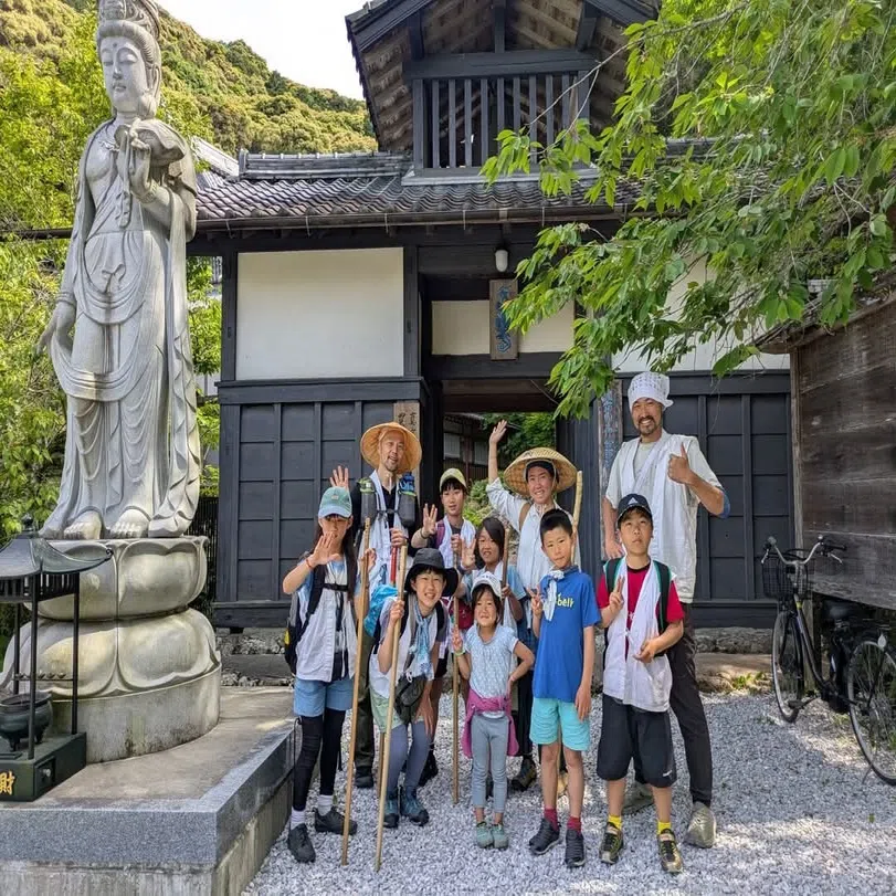 お寺の前で集まるお遍路一行