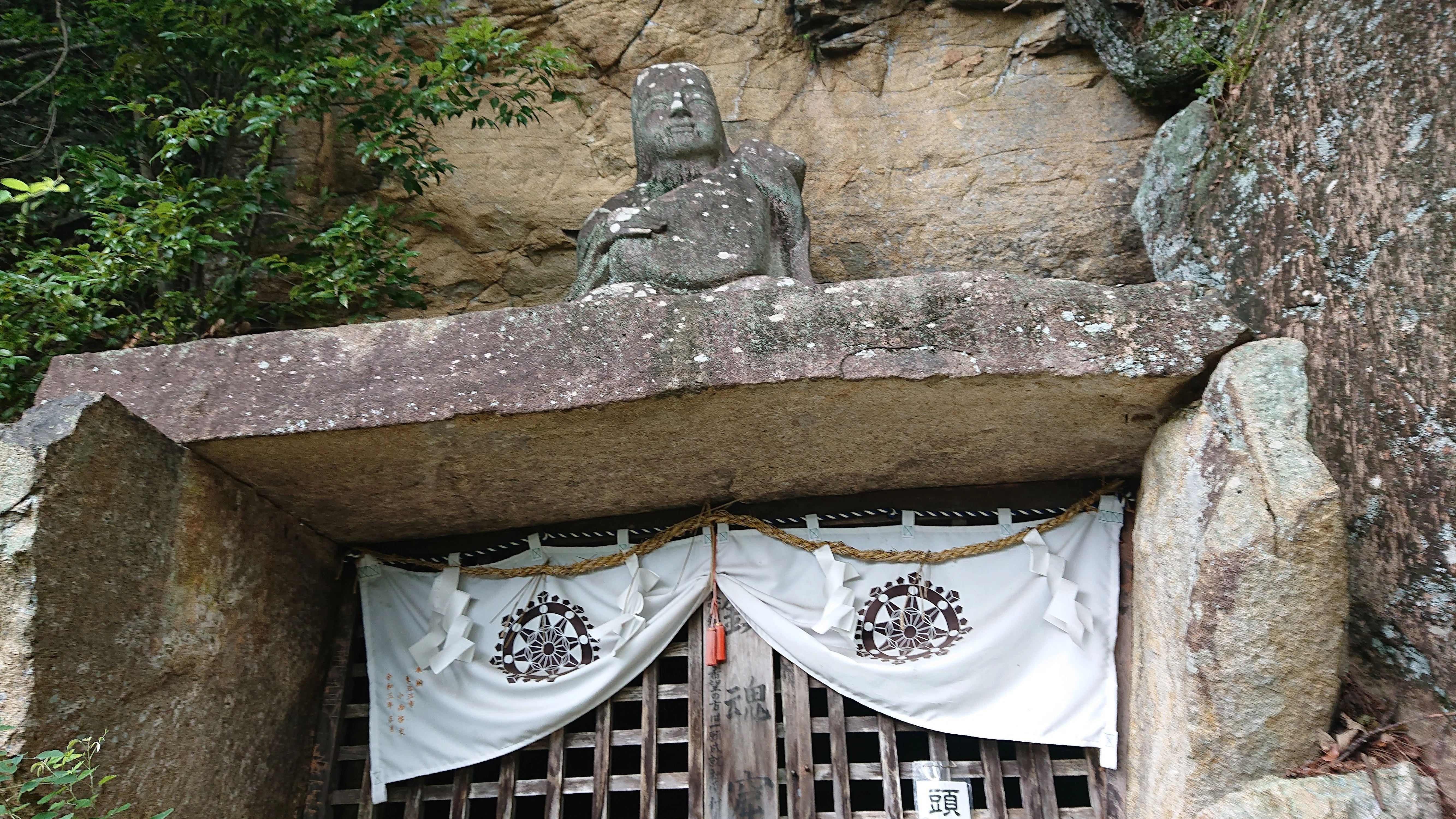 滋賀・太郎坊宮 (阿賀神社)｜愛宕山へ繋がる、天狗と磐座の記憶｜しま