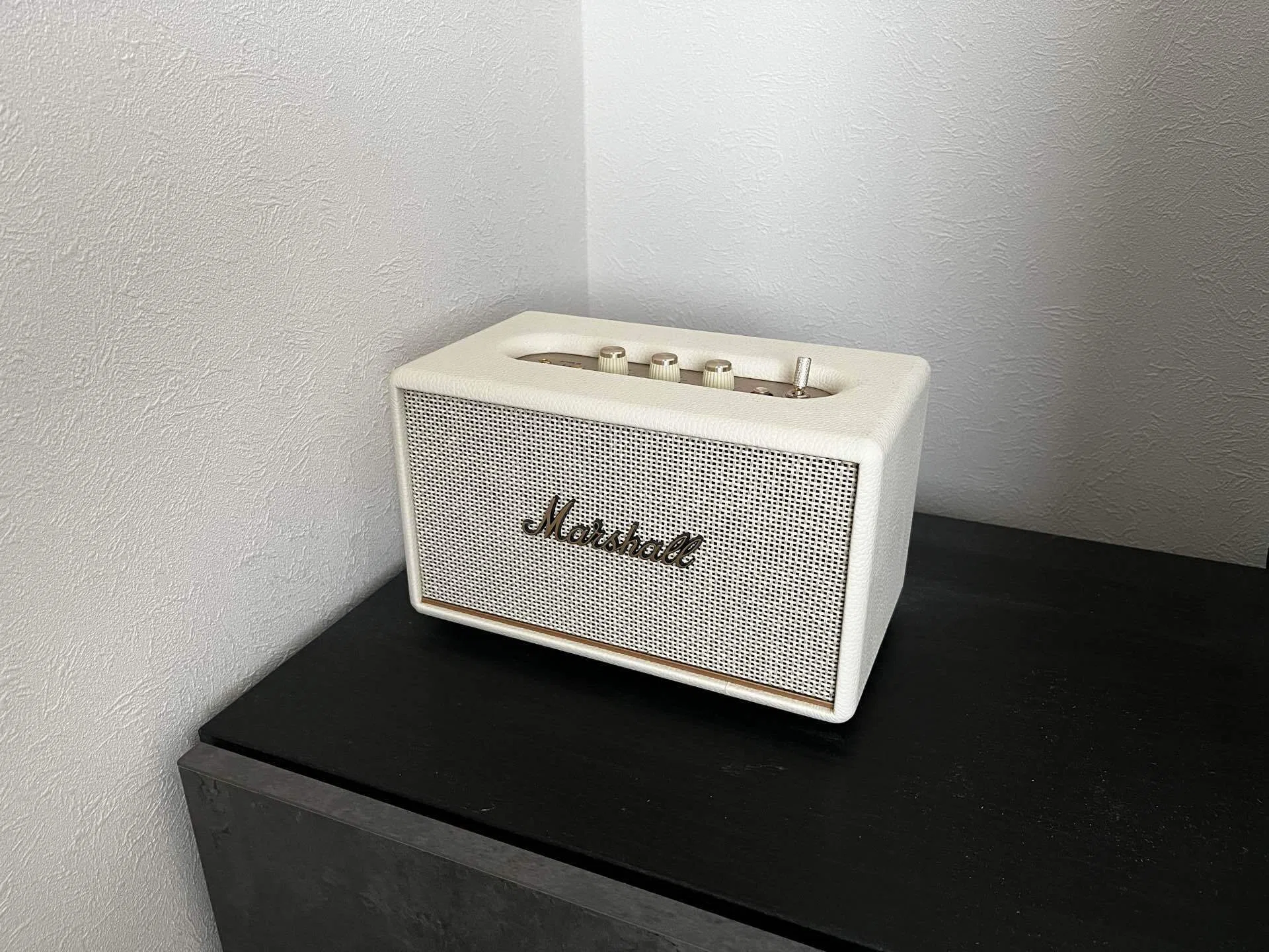 Marshall ワイヤレススピーカー ホワイト 2年使って気づいた。Marshall Acton IIIは「聴かない日」も部屋を豊か