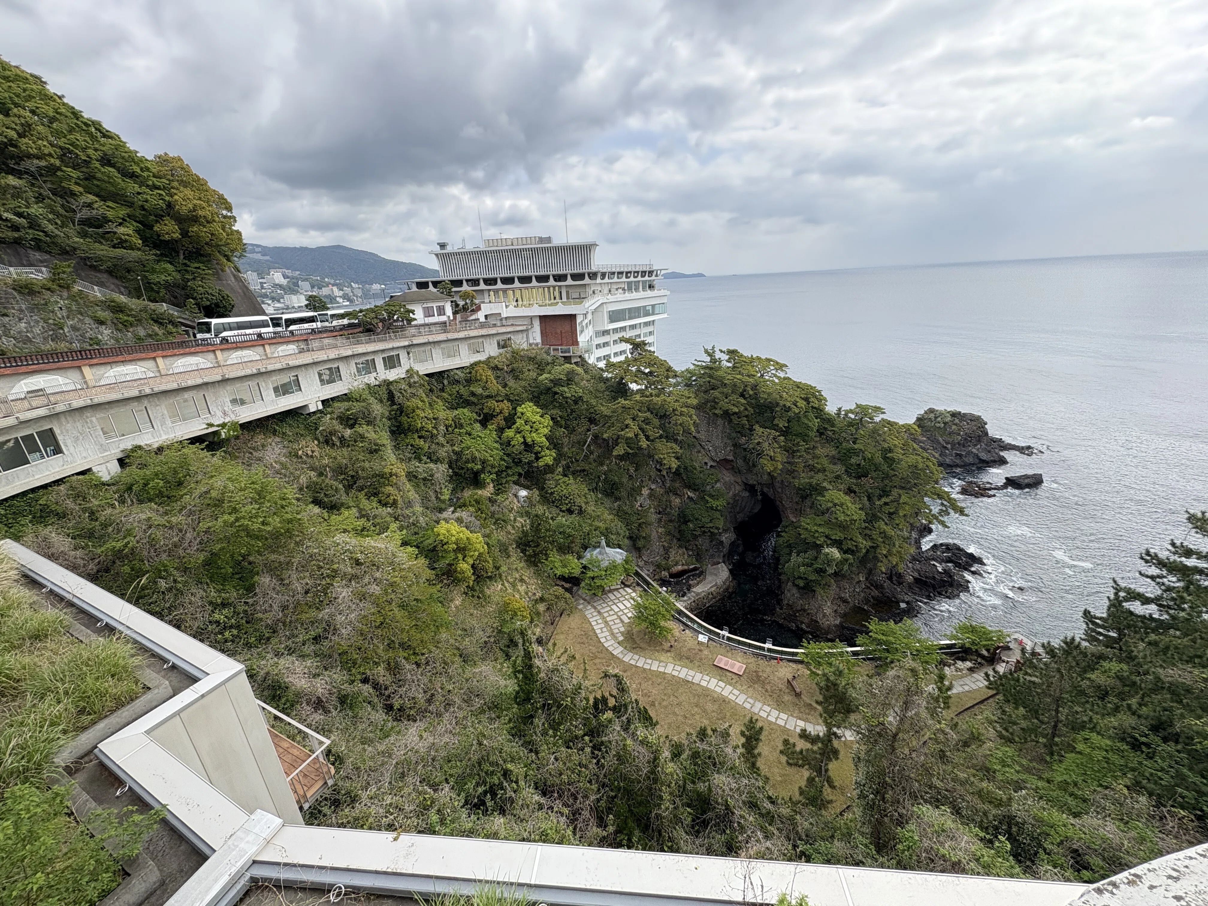 熱海】昭和レトロの最高峰・ホテルニューアカオ再訪。「あえての2階席