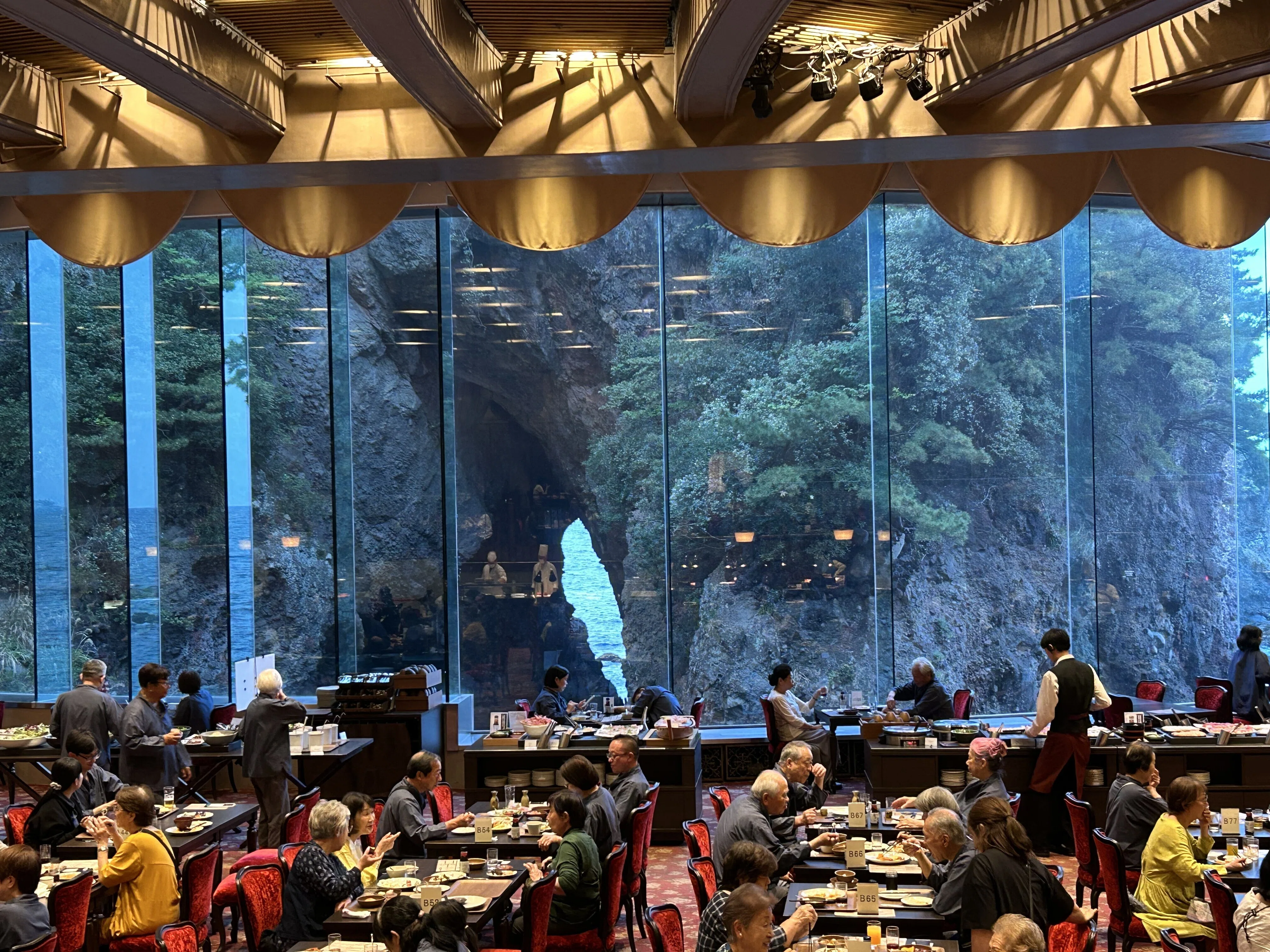 熱海】昭和レトロの最高峰・ホテルニューアカオ再訪。「あえての2階席