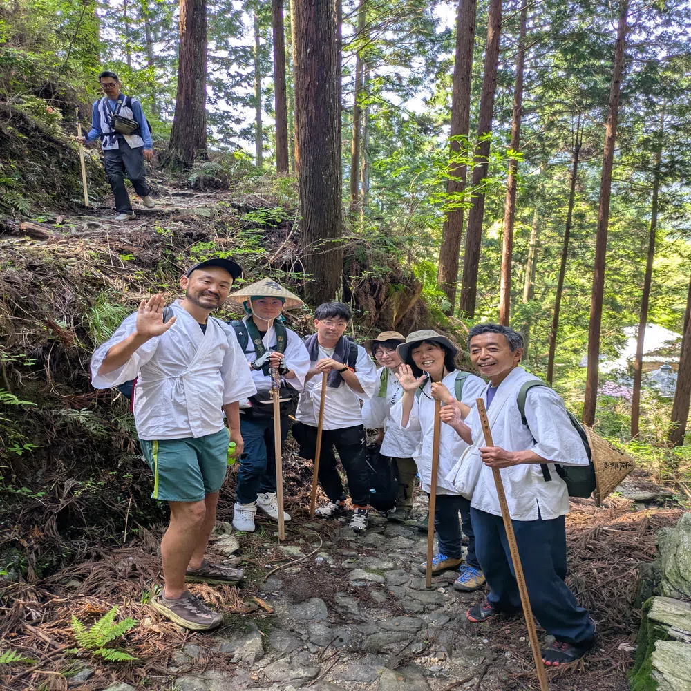 杉林の石段で笑顔の仲間たち